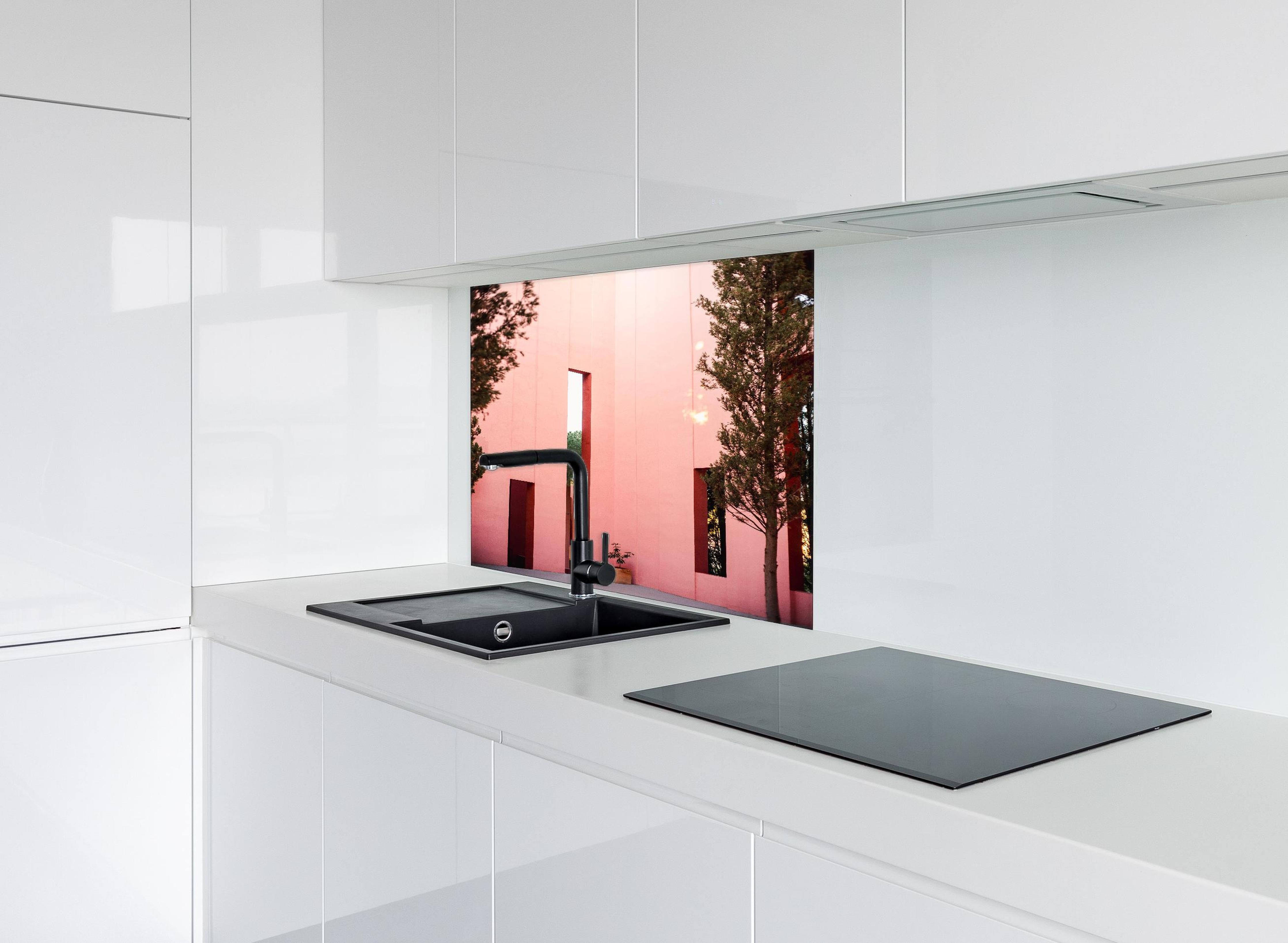 Spritzschutz - Muralla Roja Eingang in zartem Pink hinter einem Cerankochfeld zwischen Holz-Kochutensilien