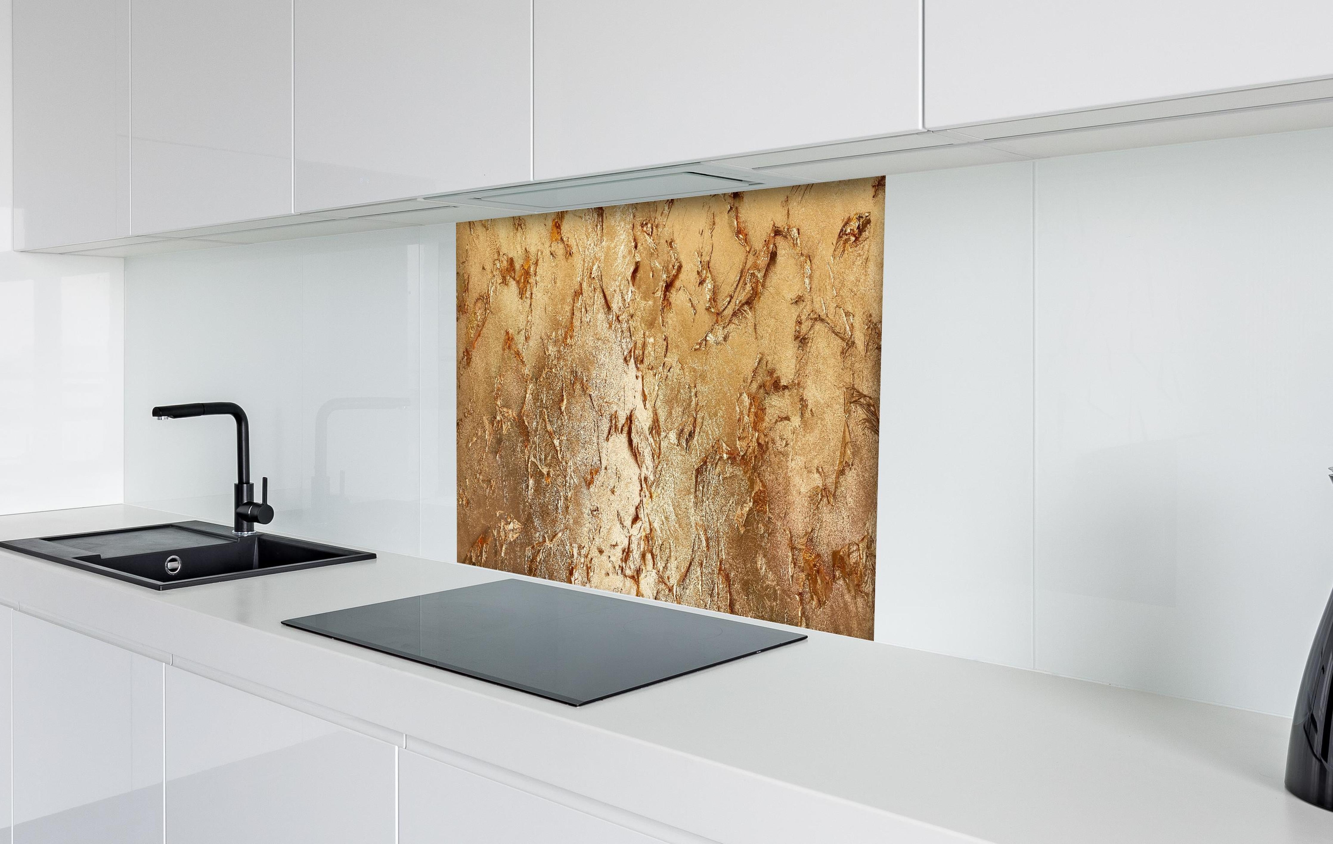 Spritzschutz - Muster einer vergoldeten Wand hinter einem Cerankochfeld zwischen Holz-Kochutensilien