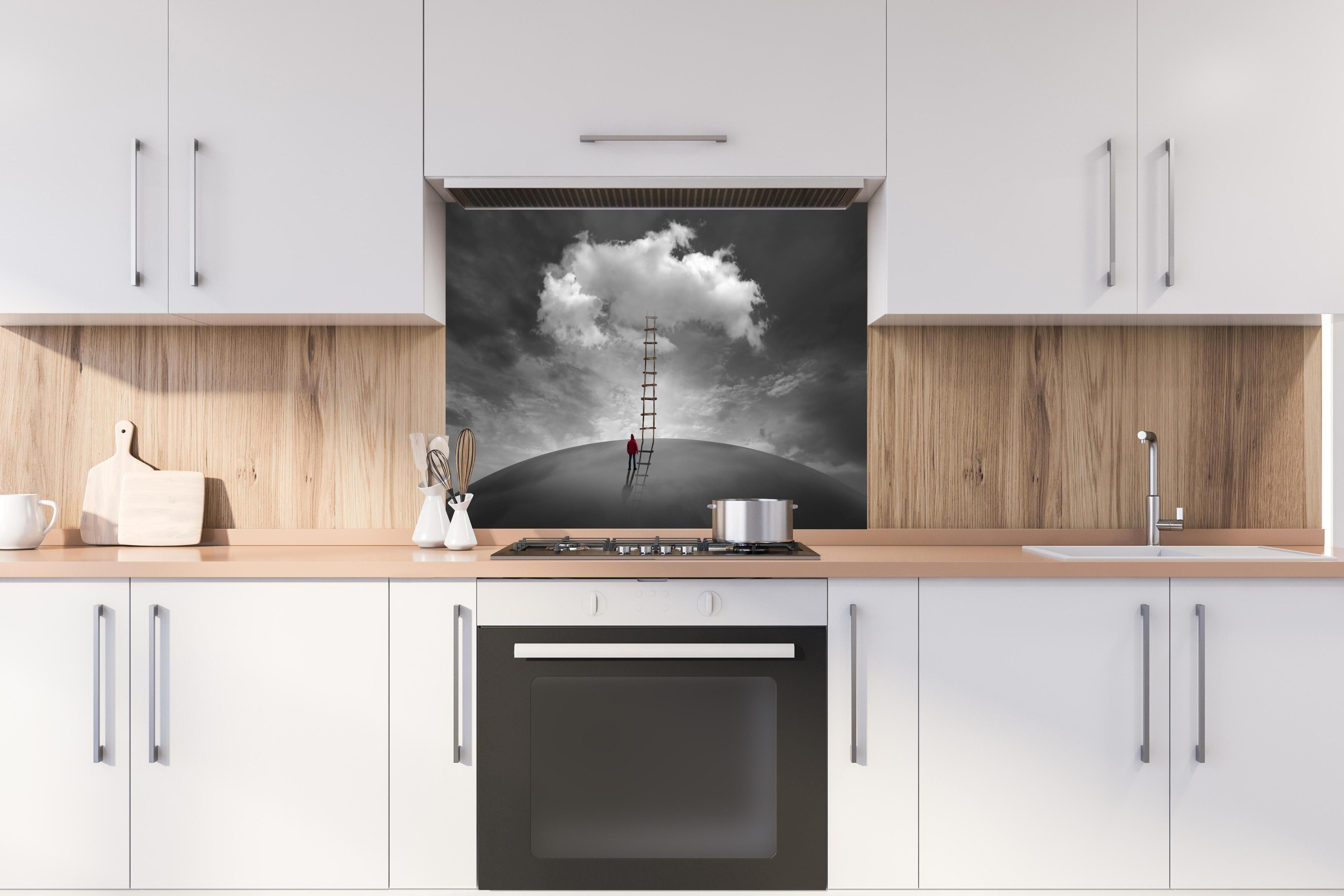 Spritzschutz - Mysteriöse Szene Mann Wolke Holzleiter hinter einem Cerankochfeld zwischen Holz-Kochutensilien