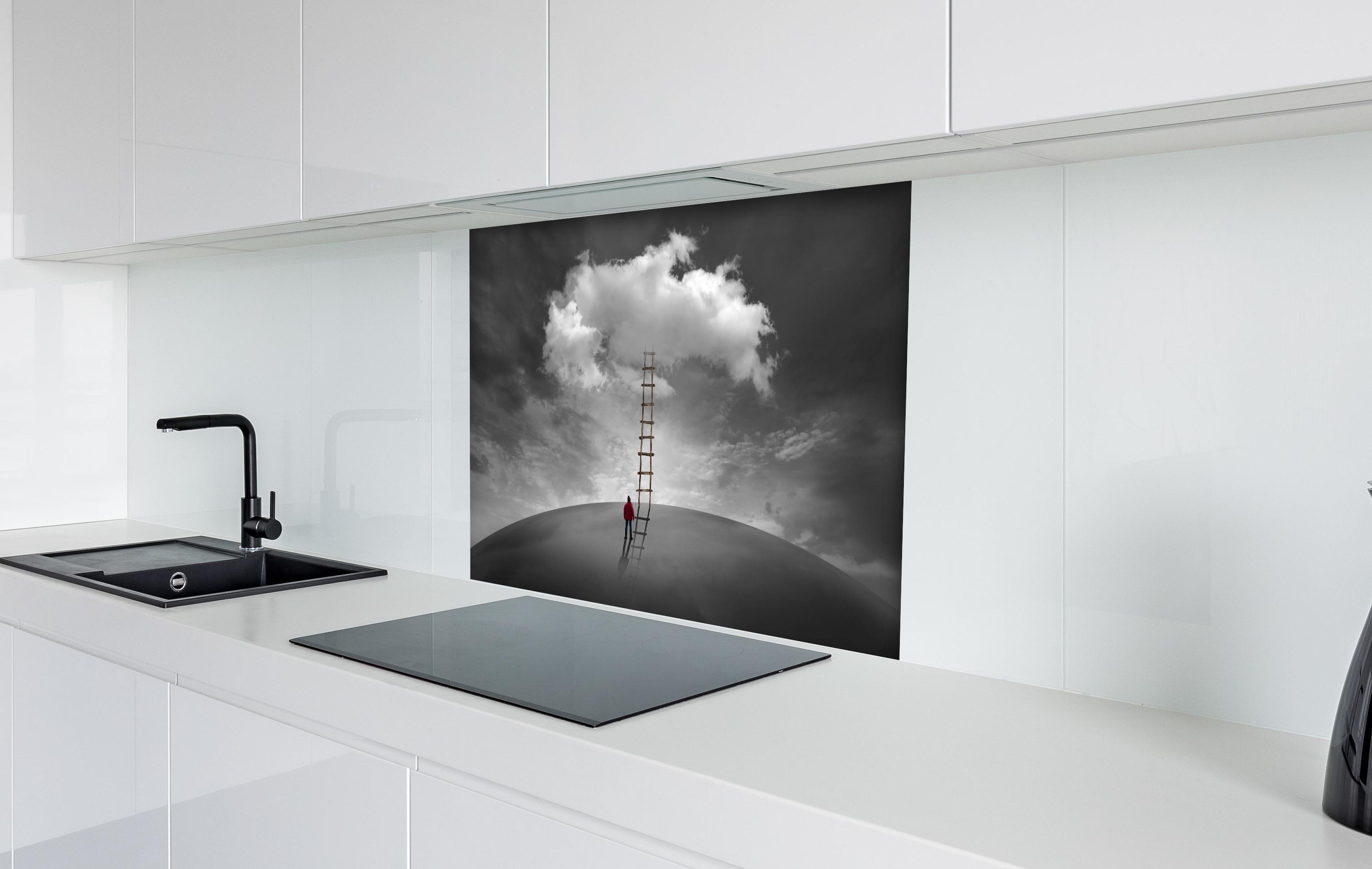 Spritzschutz - Mysteriöse Szene Mann Wolke Holzleiter hinter einem Cerankochfeld zwischen Holz-Kochutensilien