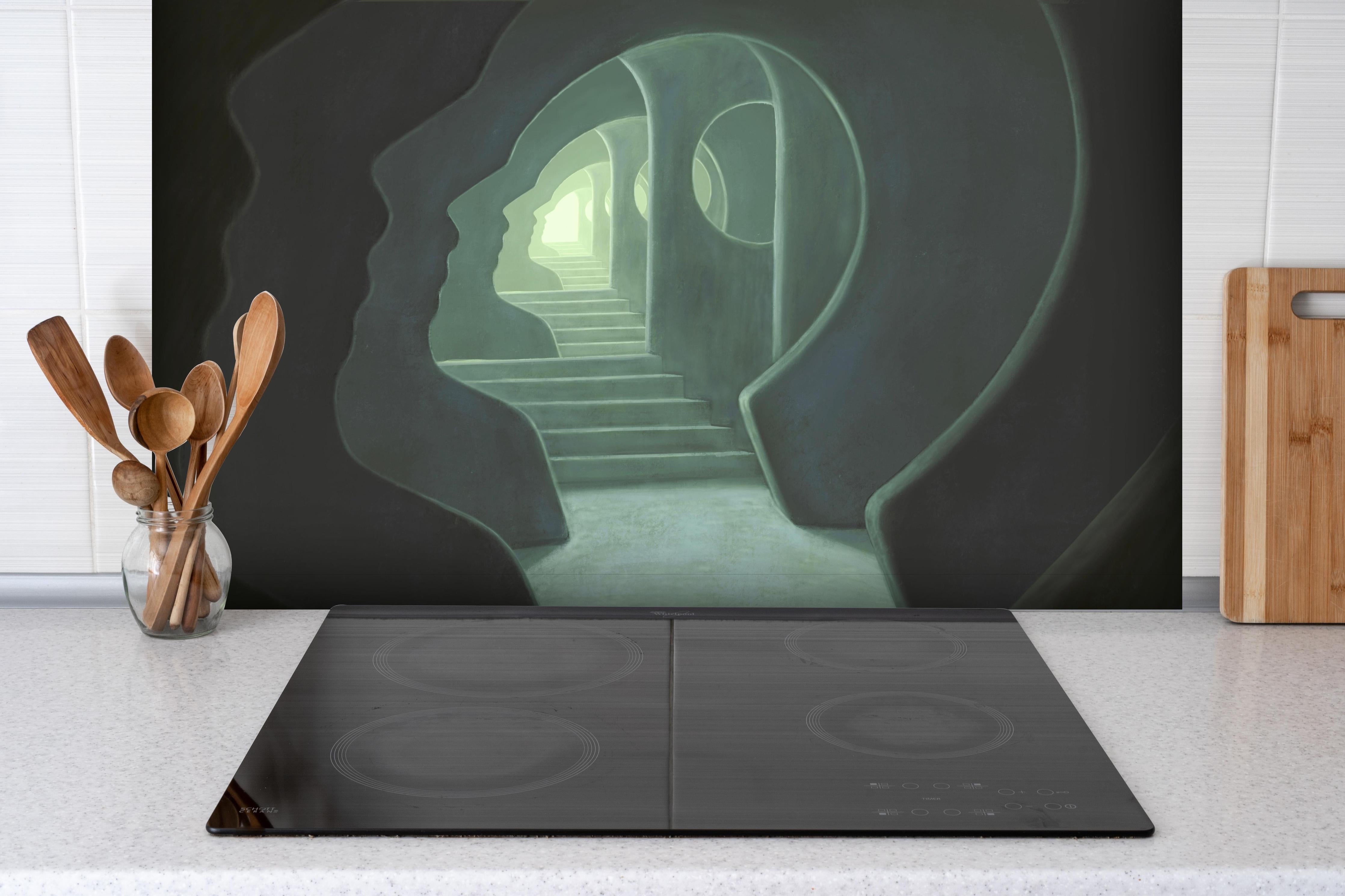 Spritzschutz - Mysteriöses Türrahmen hinter einem Cerankochfeld zwischen Holz-Kochutensilien