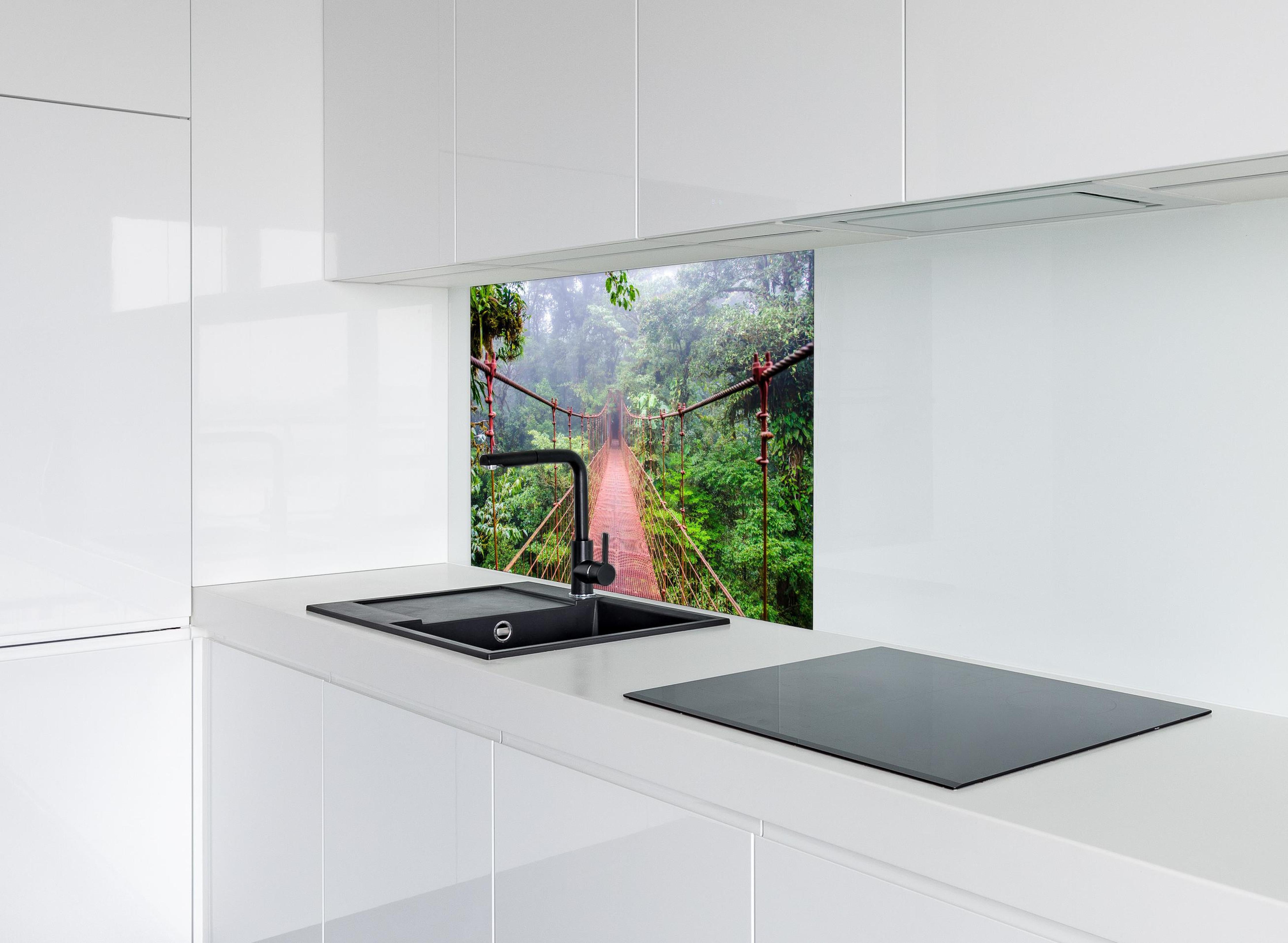 Spritzschutz - Mystische Hängebrücke im nebeligen Regenwald hinter einem Cerankochfeld zwischen Holz-Kochutensilien