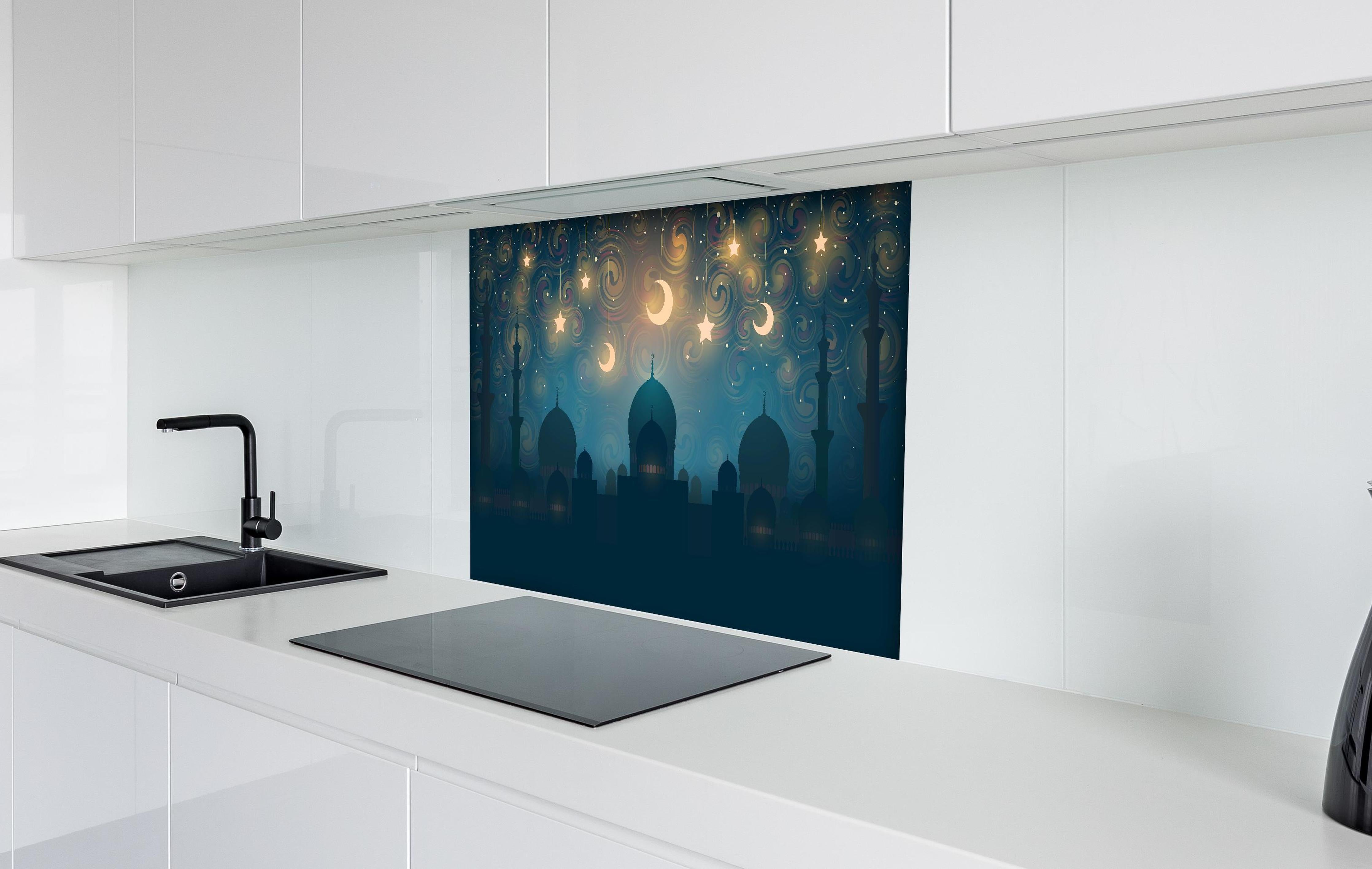 Spritzschutz - Mystische Moschee Silhouette bei Sternennacht hinter einem Cerankochfeld zwischen Holz-Kochutensilien