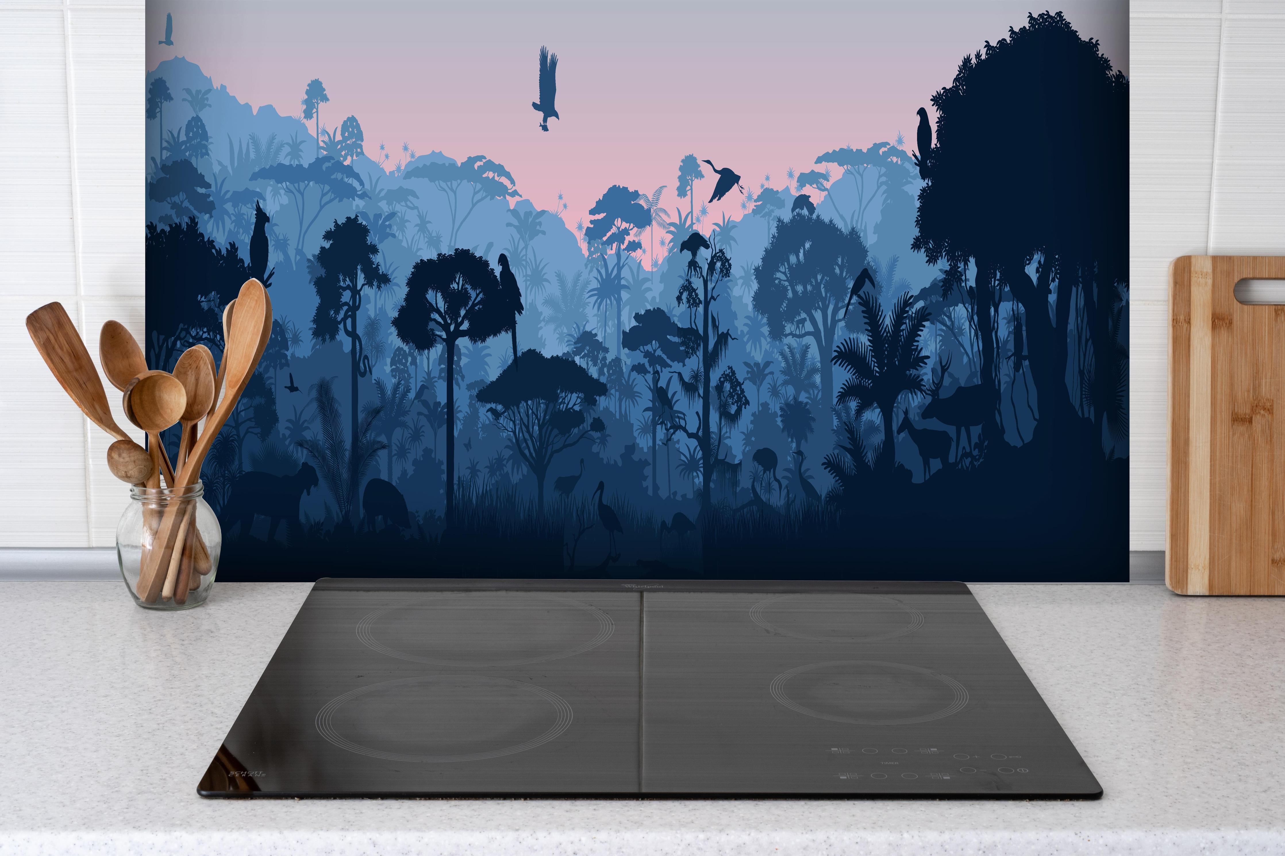 Spritzschutz - Mystischer Dschungel Silhouetten Panorama hinter einem Cerankochfeld zwischen Holz-Kochutensilien