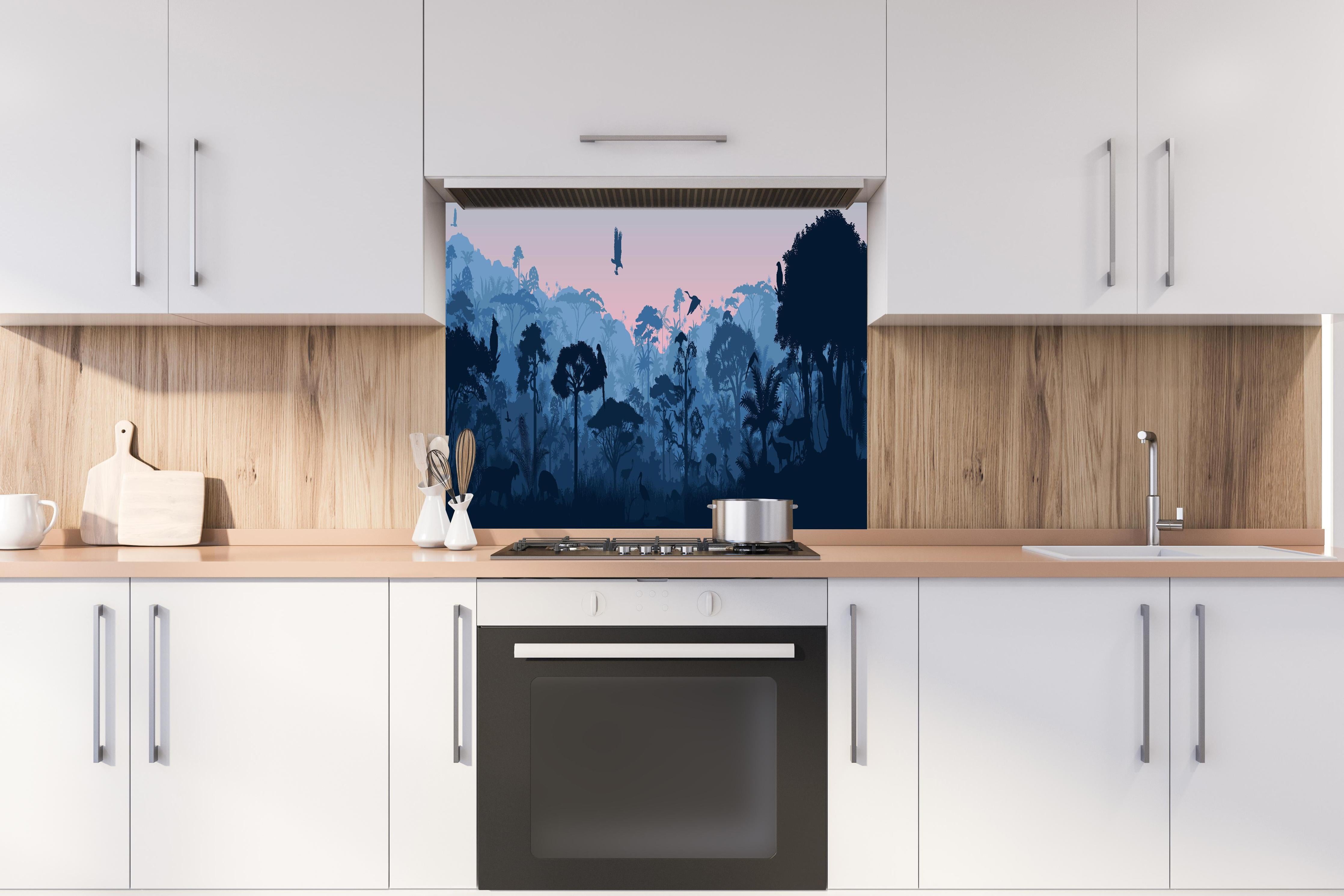 Spritzschutz - Mystischer Dschungel Silhouetten Panorama hinter einem Cerankochfeld zwischen Holz-Kochutensilien