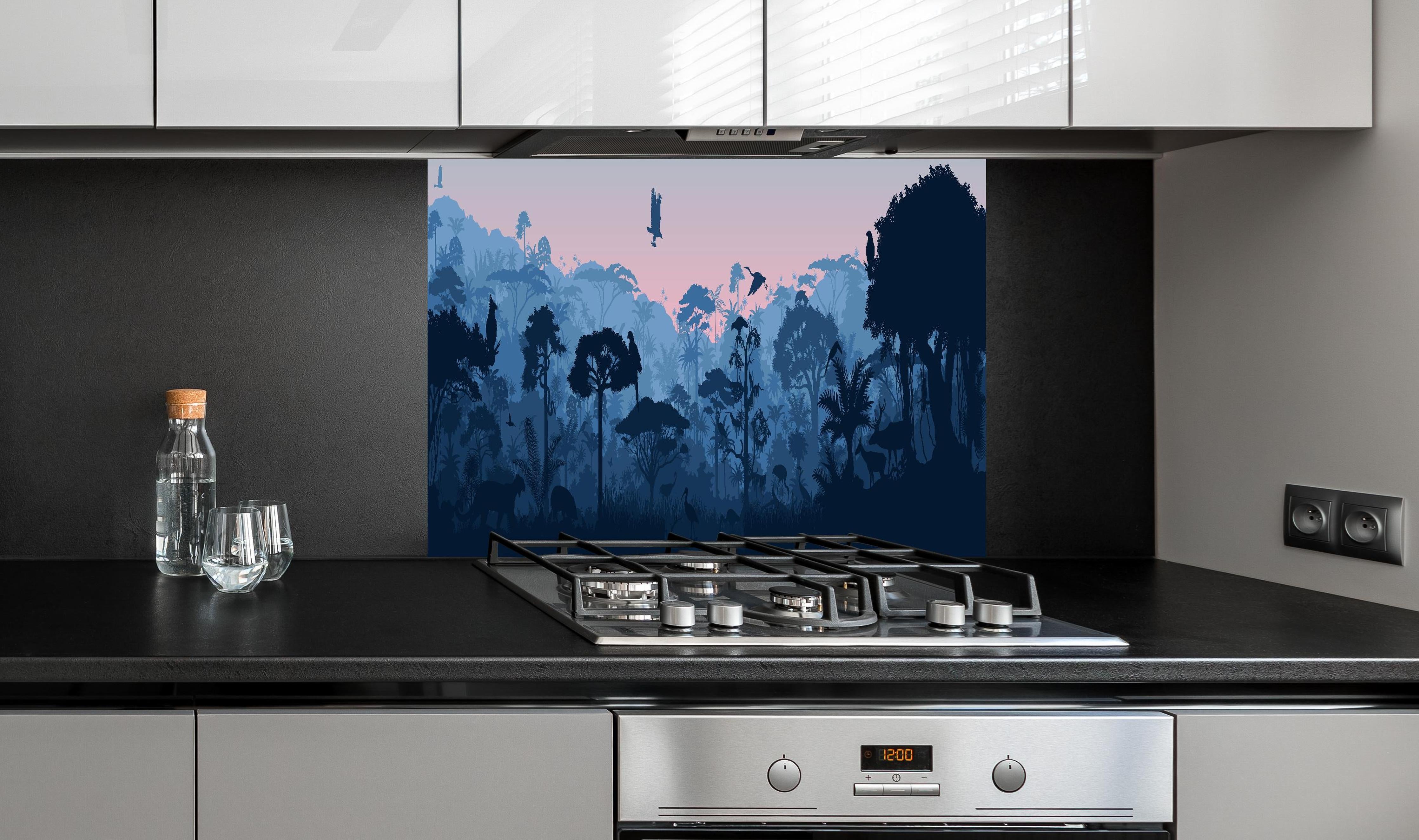 Spritzschutz - Mystischer Dschungel Silhouetten Panorama hinter einem Cerankochfeld zwischen Holz-Kochutensilien