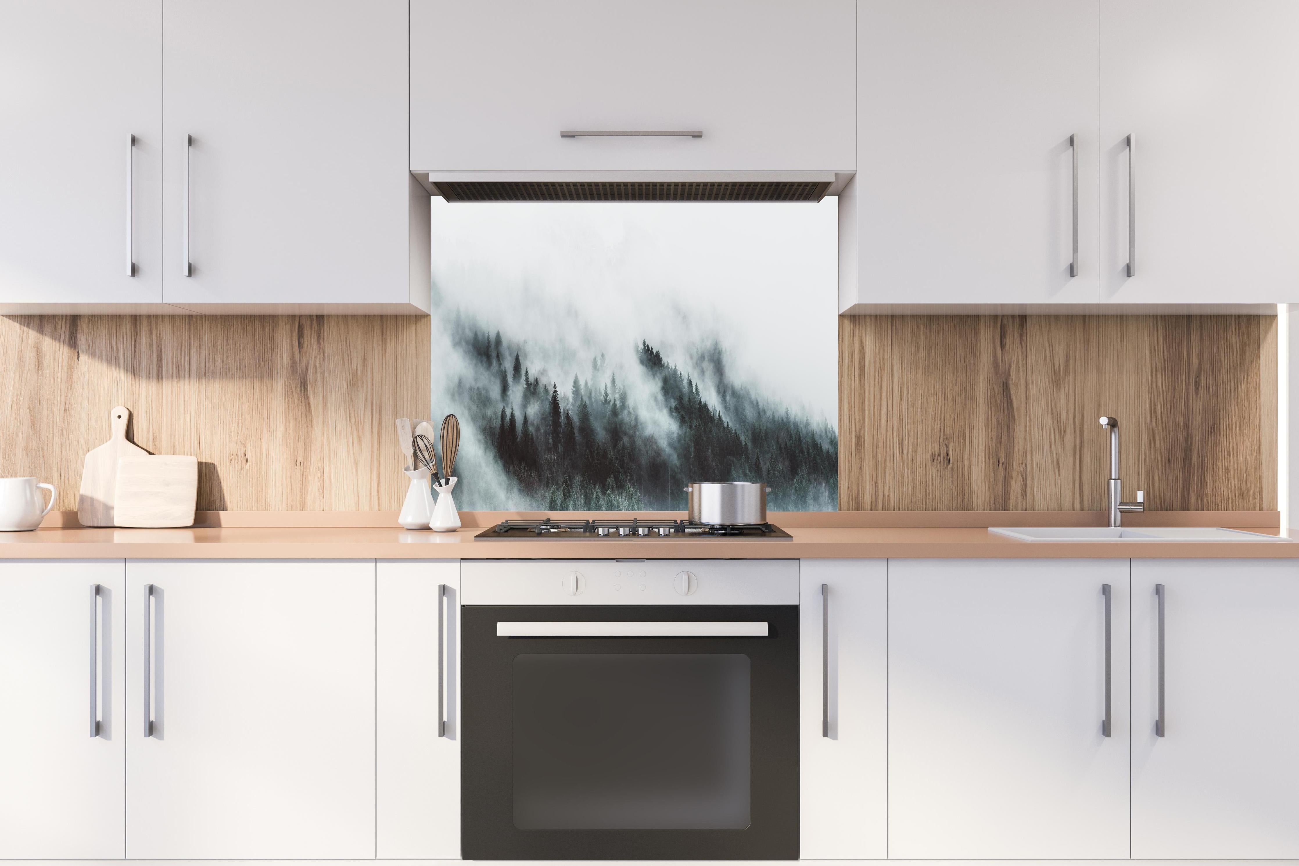 Spritzschutz - Mystischer Nebelwald in Grau-Weiß Nuancen hinter einem Cerankochfeld zwischen Holz-Kochutensilien