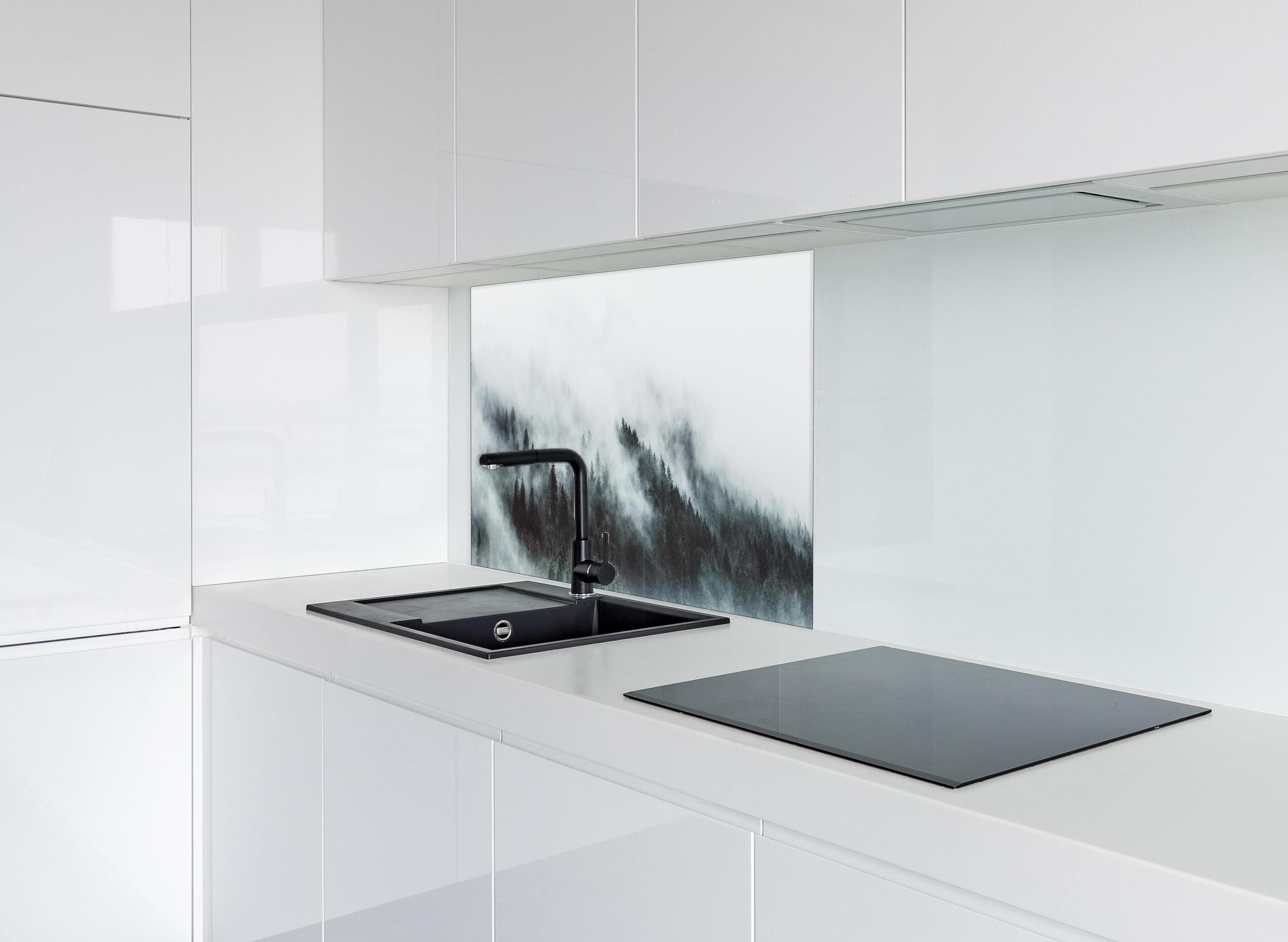 Spritzschutz - Mystischer Nebelwald in Grau-Weiß Nuancen hinter einem Cerankochfeld zwischen Holz-Kochutensilien