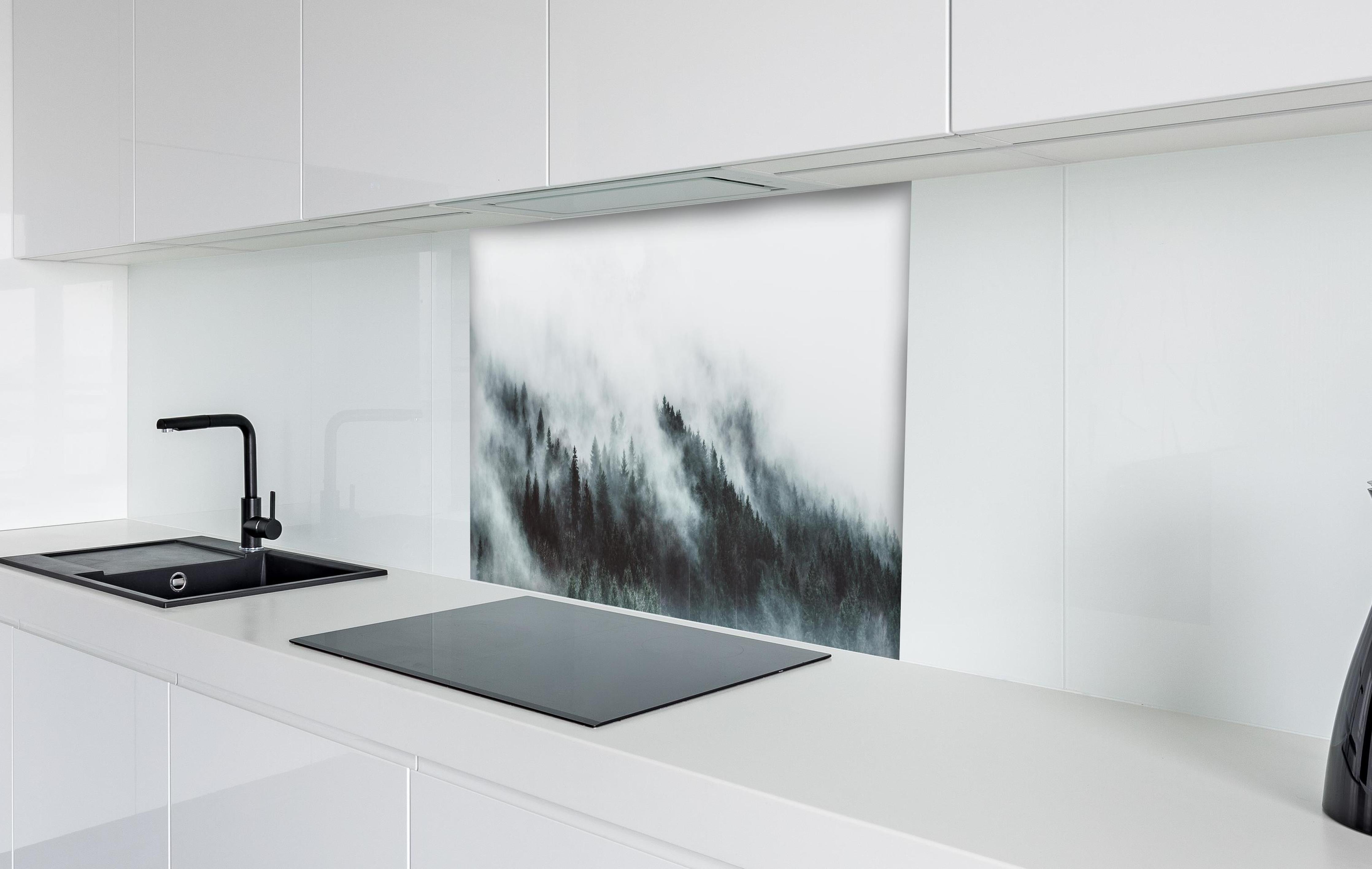 Spritzschutz - Mystischer Nebelwald in Grau-Weiß Nuancen hinter einem Cerankochfeld zwischen Holz-Kochutensilien