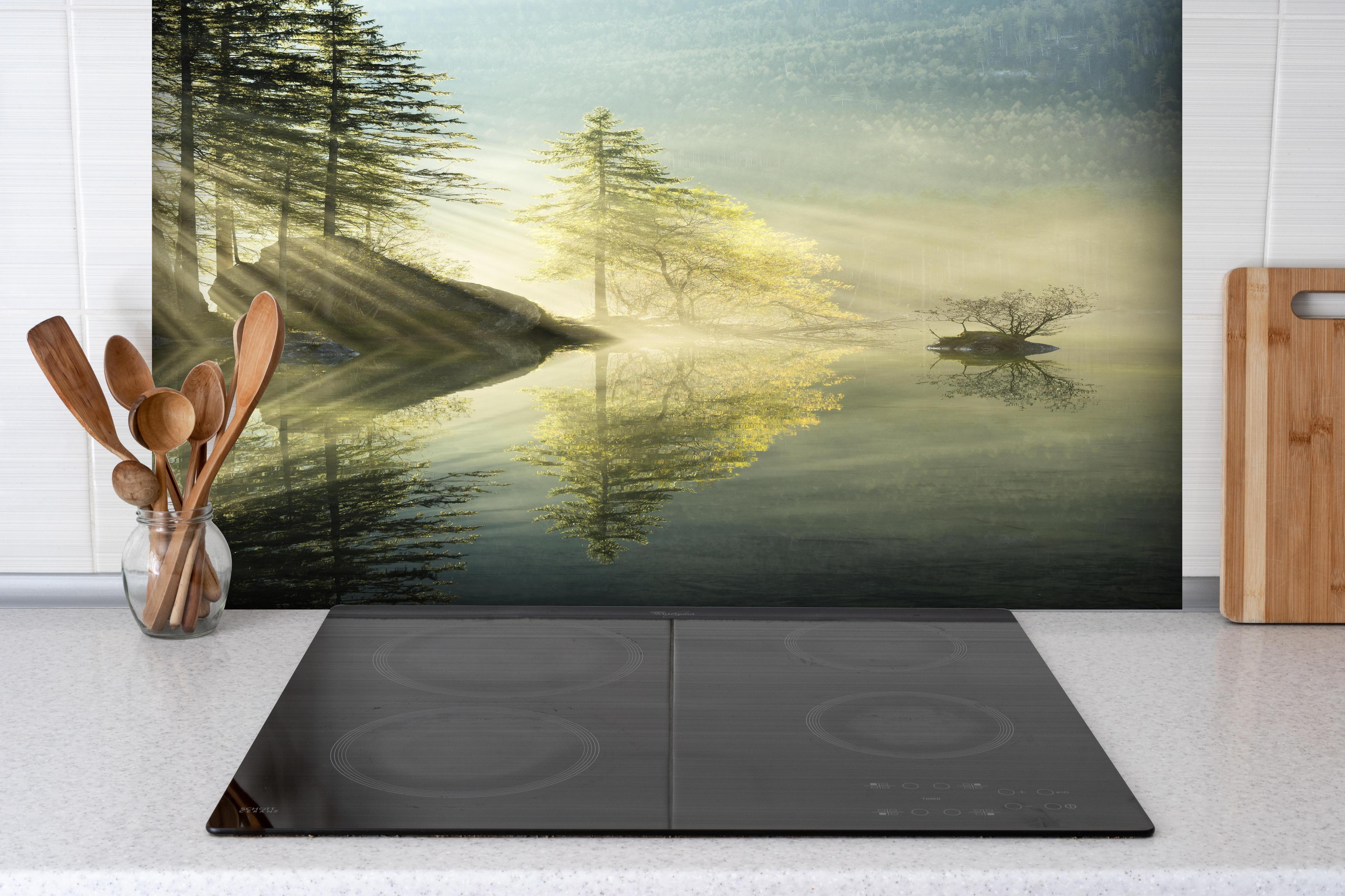 Spritzschutz - Mystischer See mit Spiegelung im Morgennebel hinter einem Cerankochfeld zwischen Holz-Kochutensilien