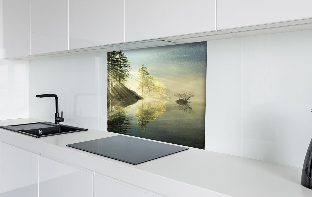 Spritzschutz - Mystischer See mit Spiegelung im Morgennebel hinter einem Cerankochfeld zwischen Holz-Kochutensilien