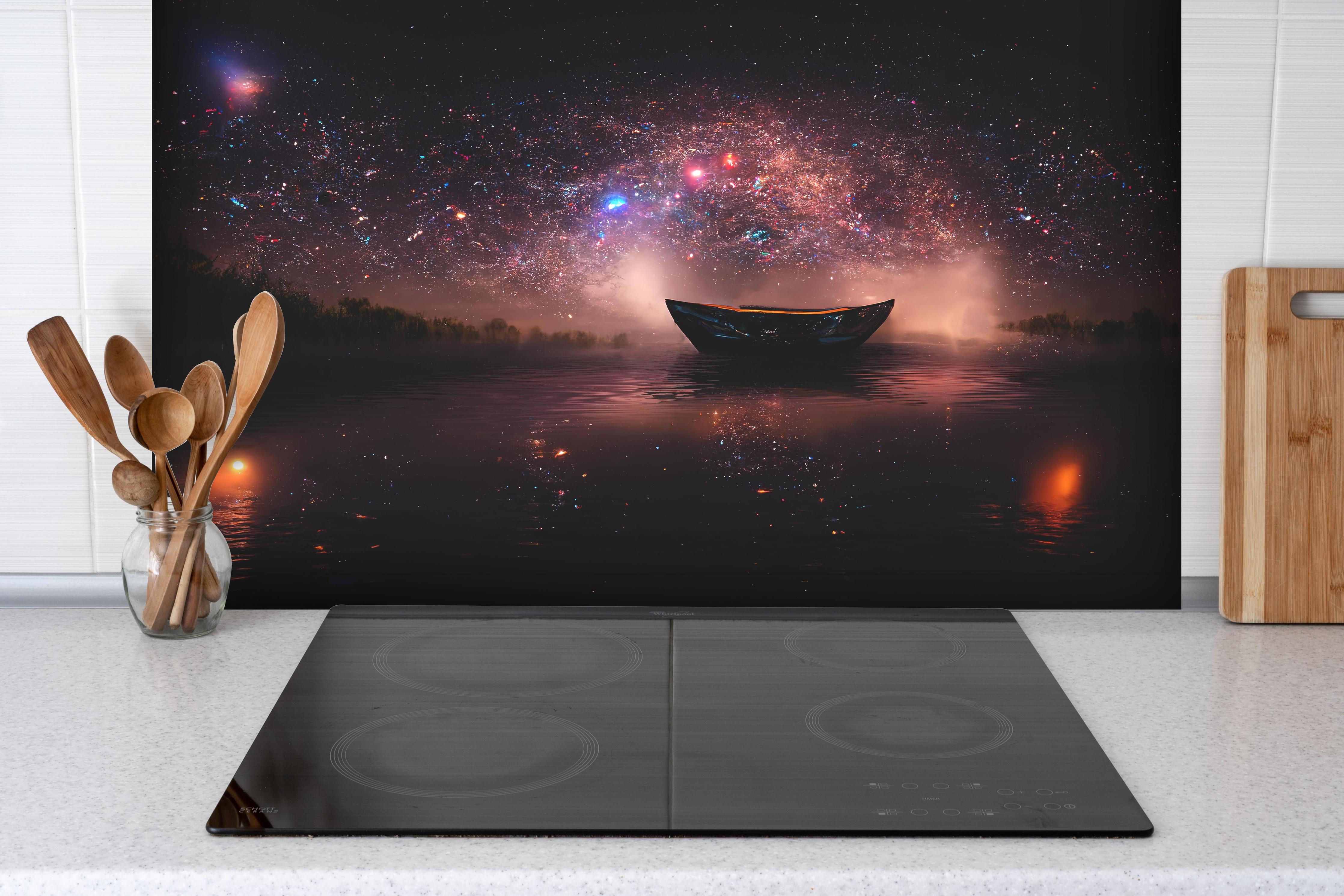 Spritzschutz - Mystischer Sternenhimmel mit Boot auf dem See hinter einem Cerankochfeld zwischen Holz-Kochutensilien