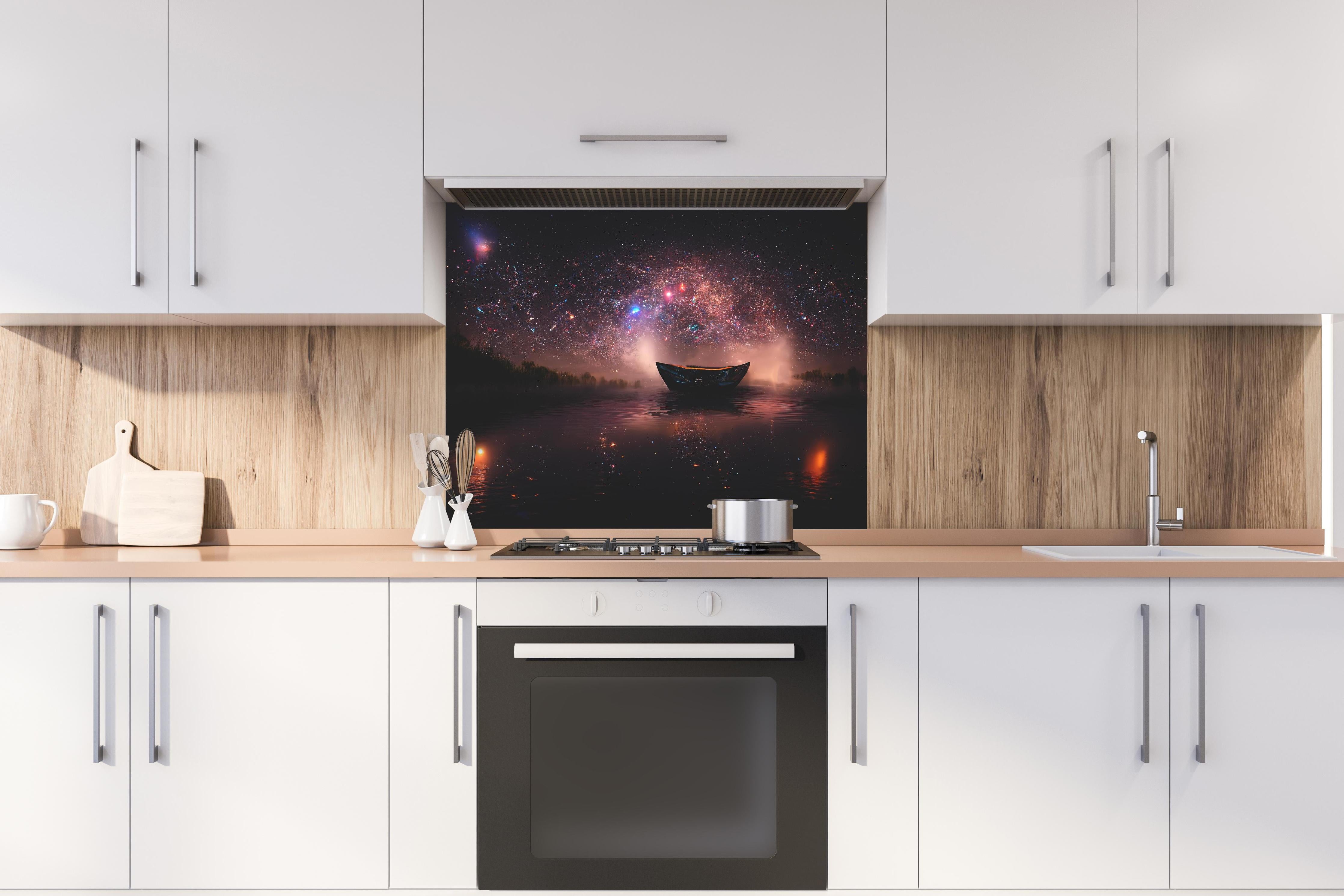 Spritzschutz - Mystischer Sternenhimmel mit Boot auf dem See hinter einem Cerankochfeld zwischen Holz-Kochutensilien