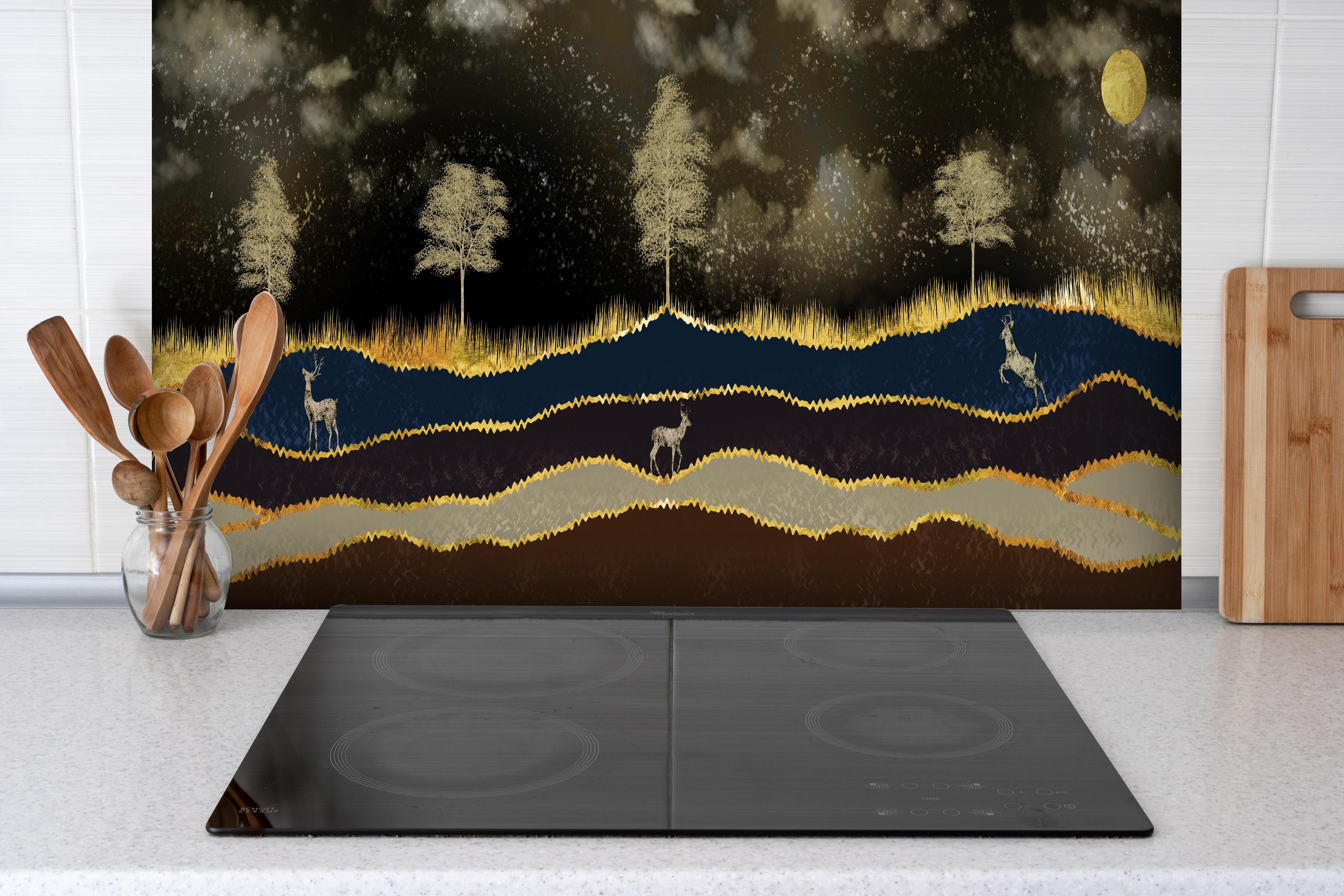 Spritzschutz - Mystischer Wald Hirsche Goldensonnenuntergang hinter einem Cerankochfeld zwischen Holz-Kochutensilien