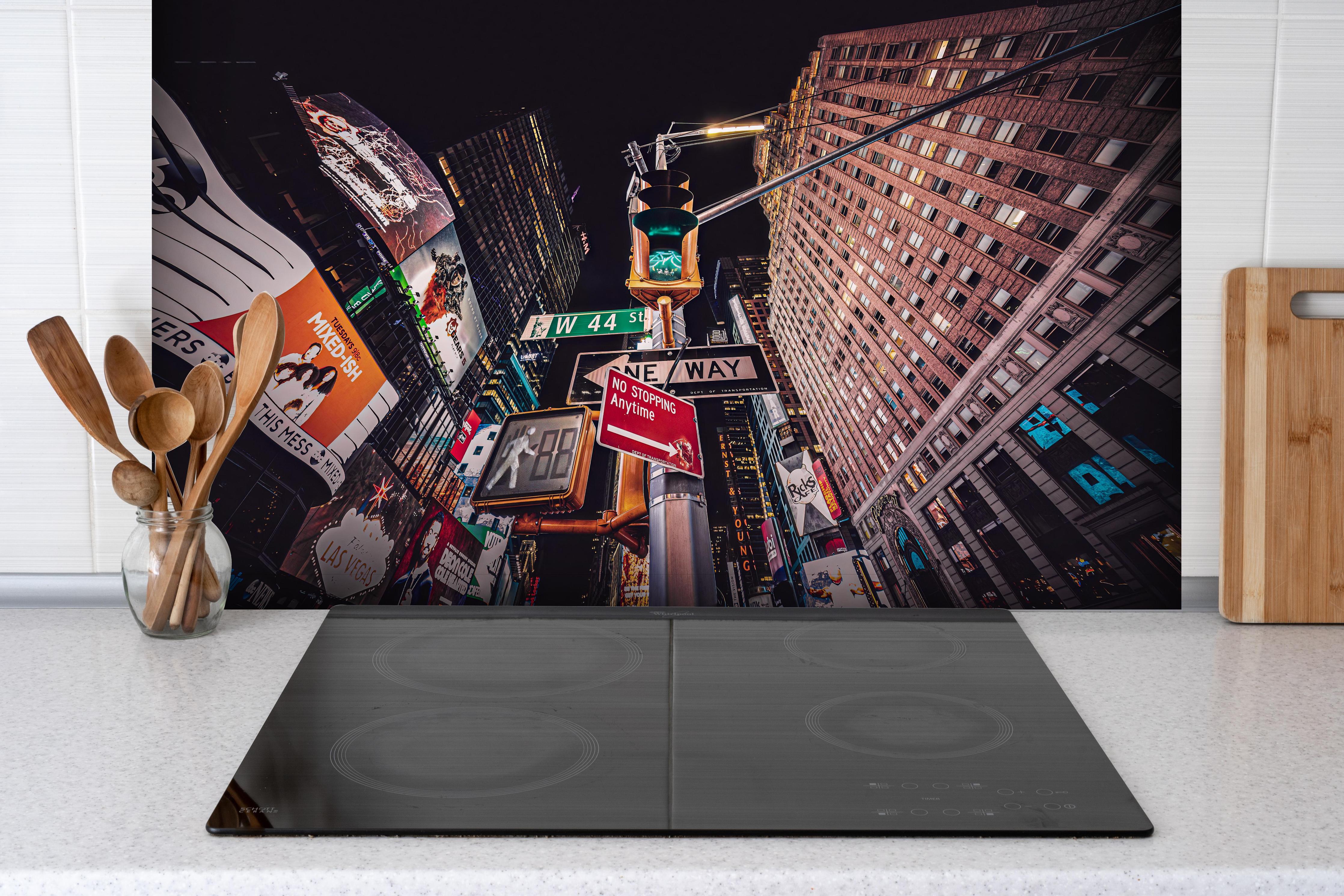 Spritzschutz - NYC Nächte hinter einem Cerankochfeld zwischen Holz-Kochutensilien