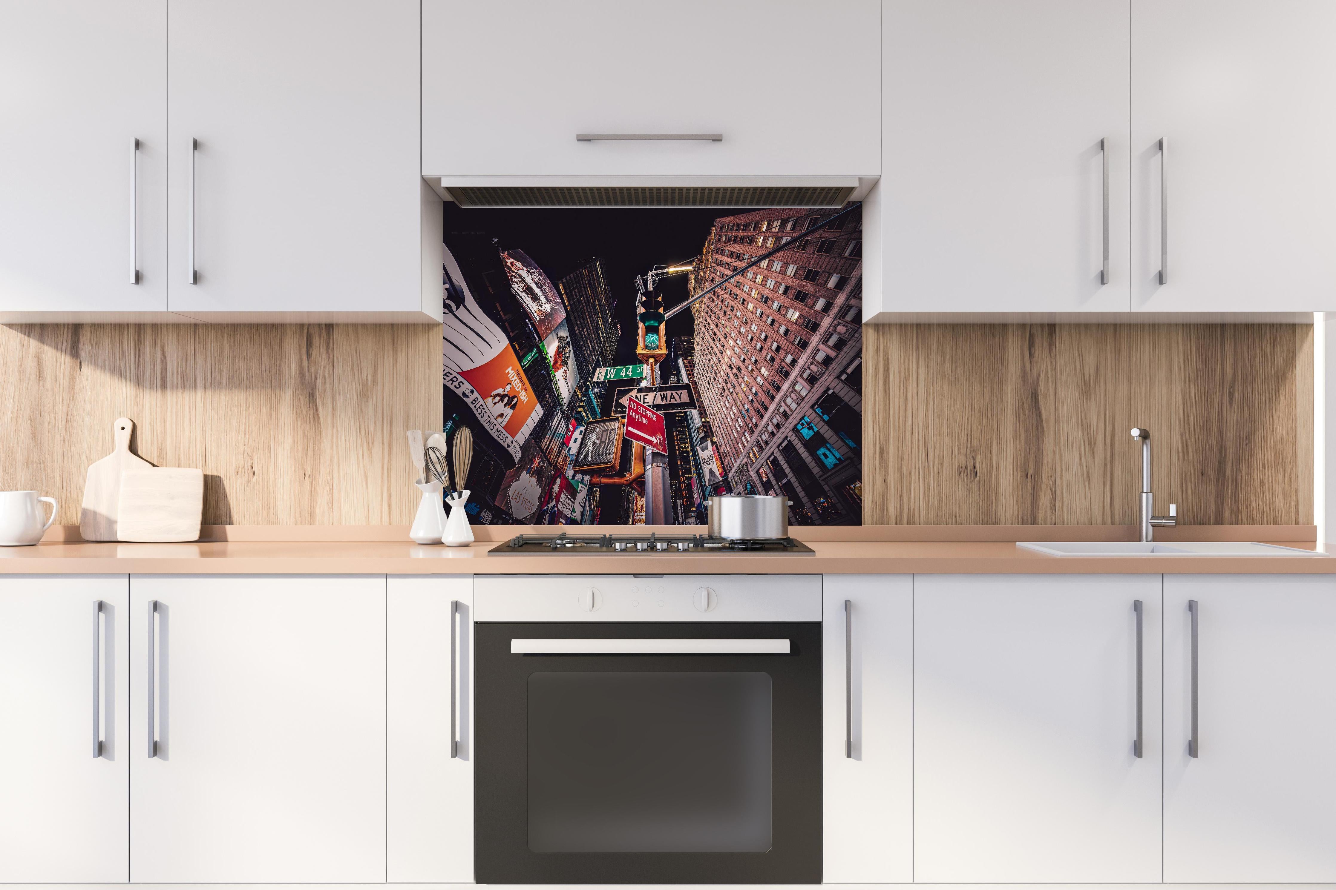 Spritzschutz - NYC Nächte hinter einem Cerankochfeld zwischen Holz-Kochutensilien