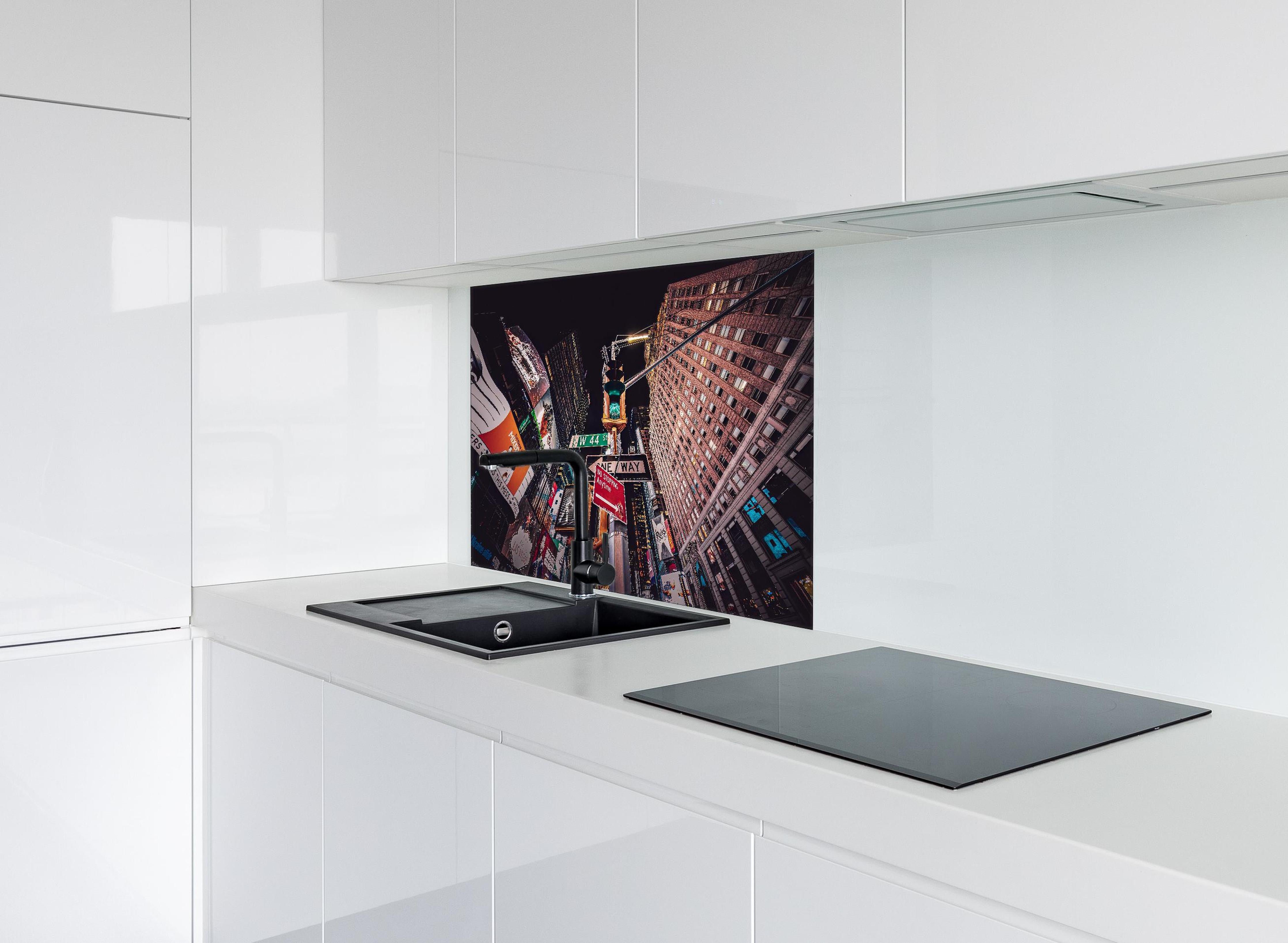 Spritzschutz - NYC Nächte hinter einem Cerankochfeld zwischen Holz-Kochutensilien