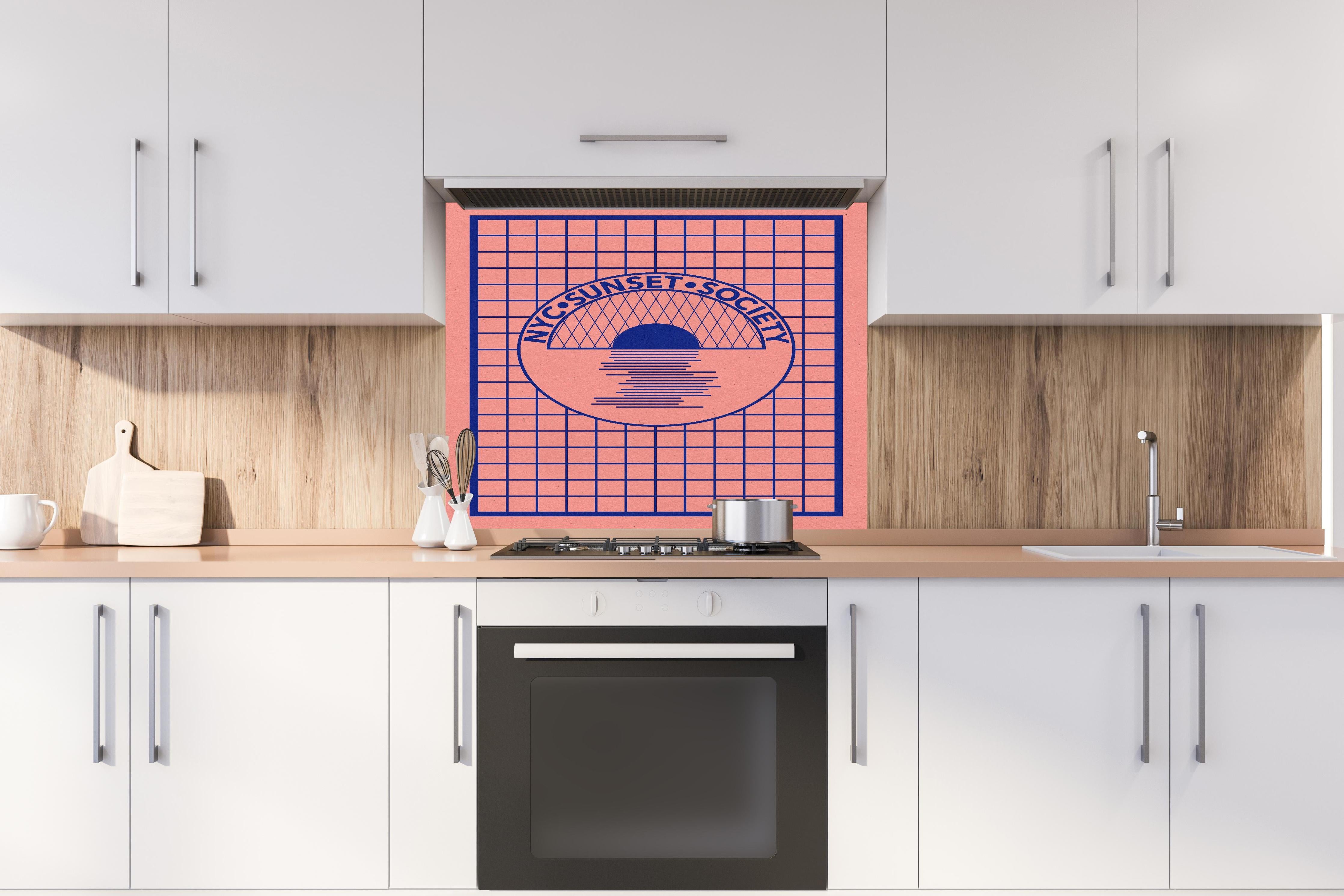 Spritzschutz - NYC Sunset Society Papierkunstwerk hinter einem Cerankochfeld zwischen Holz-Kochutensilien