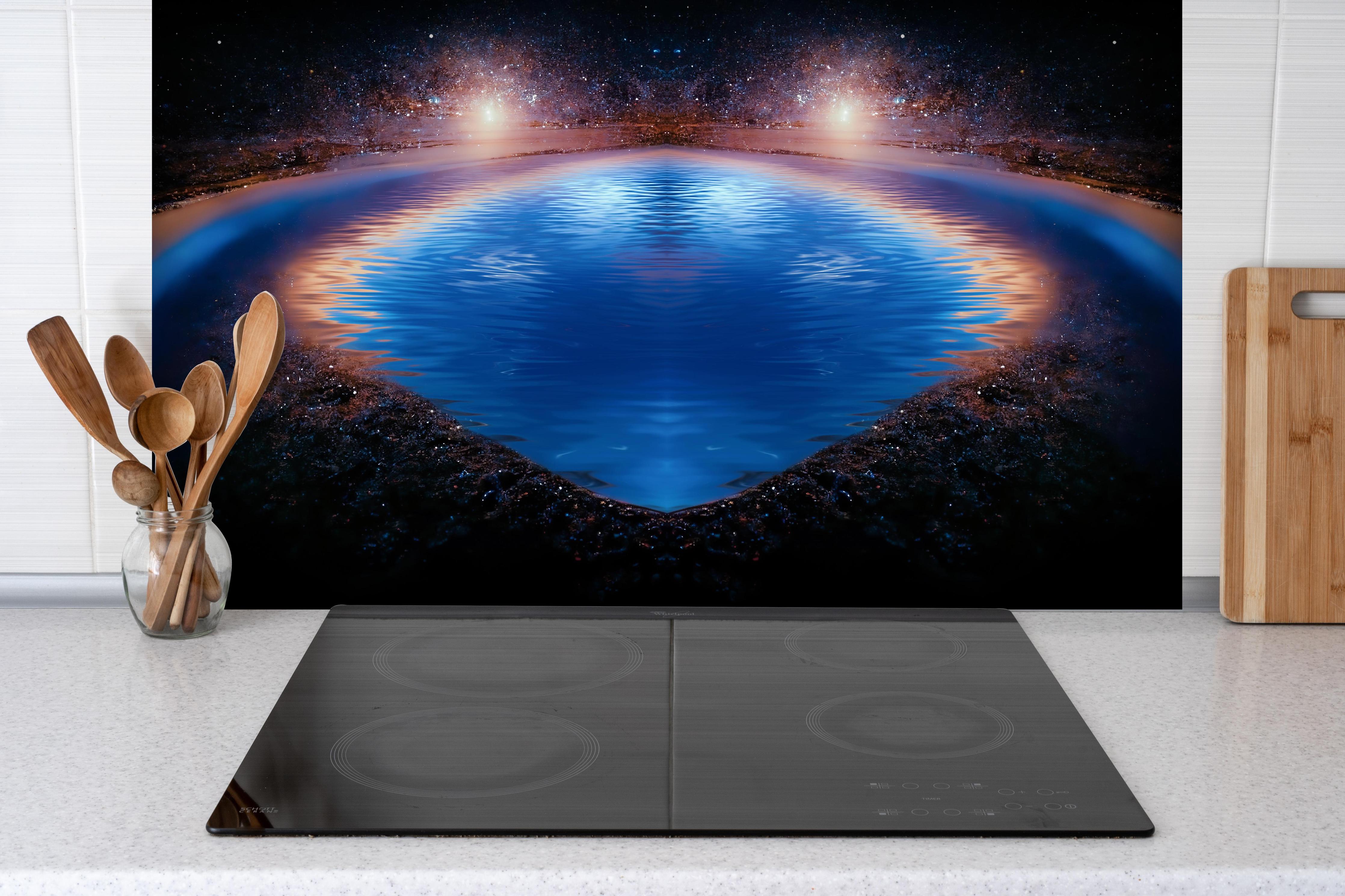 Spritzschutz - Nächtliche Fantasielandschaft hinter einem Cerankochfeld zwischen Holz-Kochutensilien