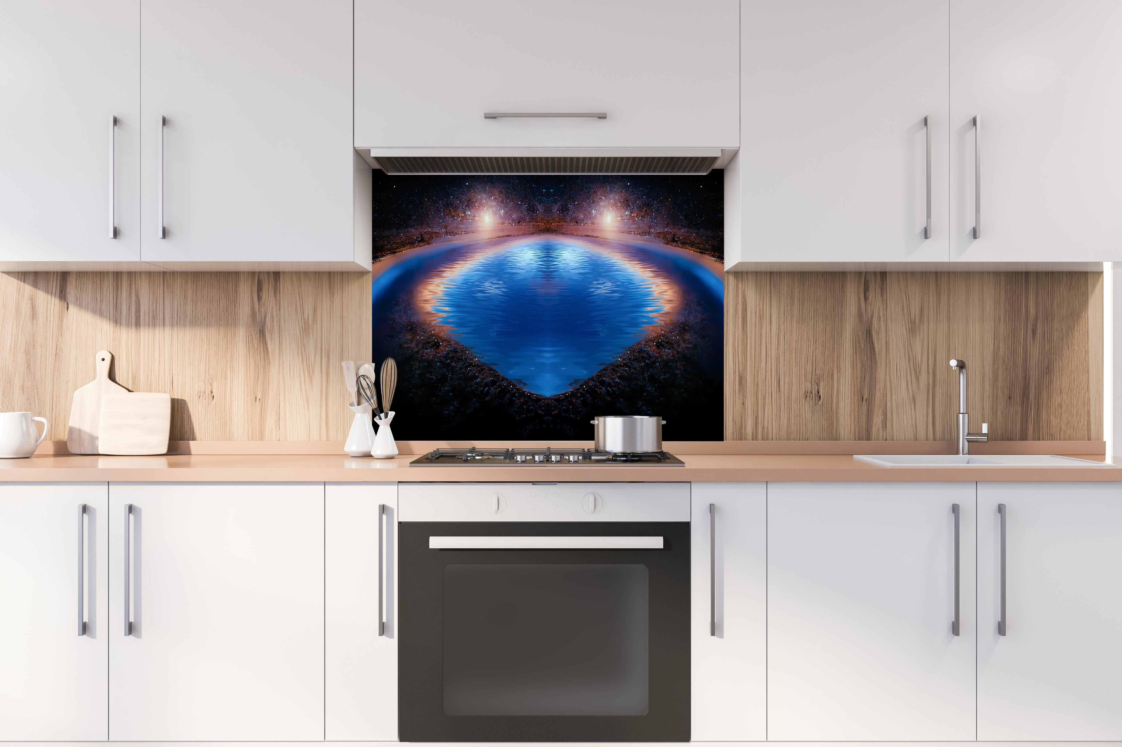 Spritzschutz - Nächtliche Fantasielandschaft hinter einem Cerankochfeld zwischen Holz-Kochutensilien