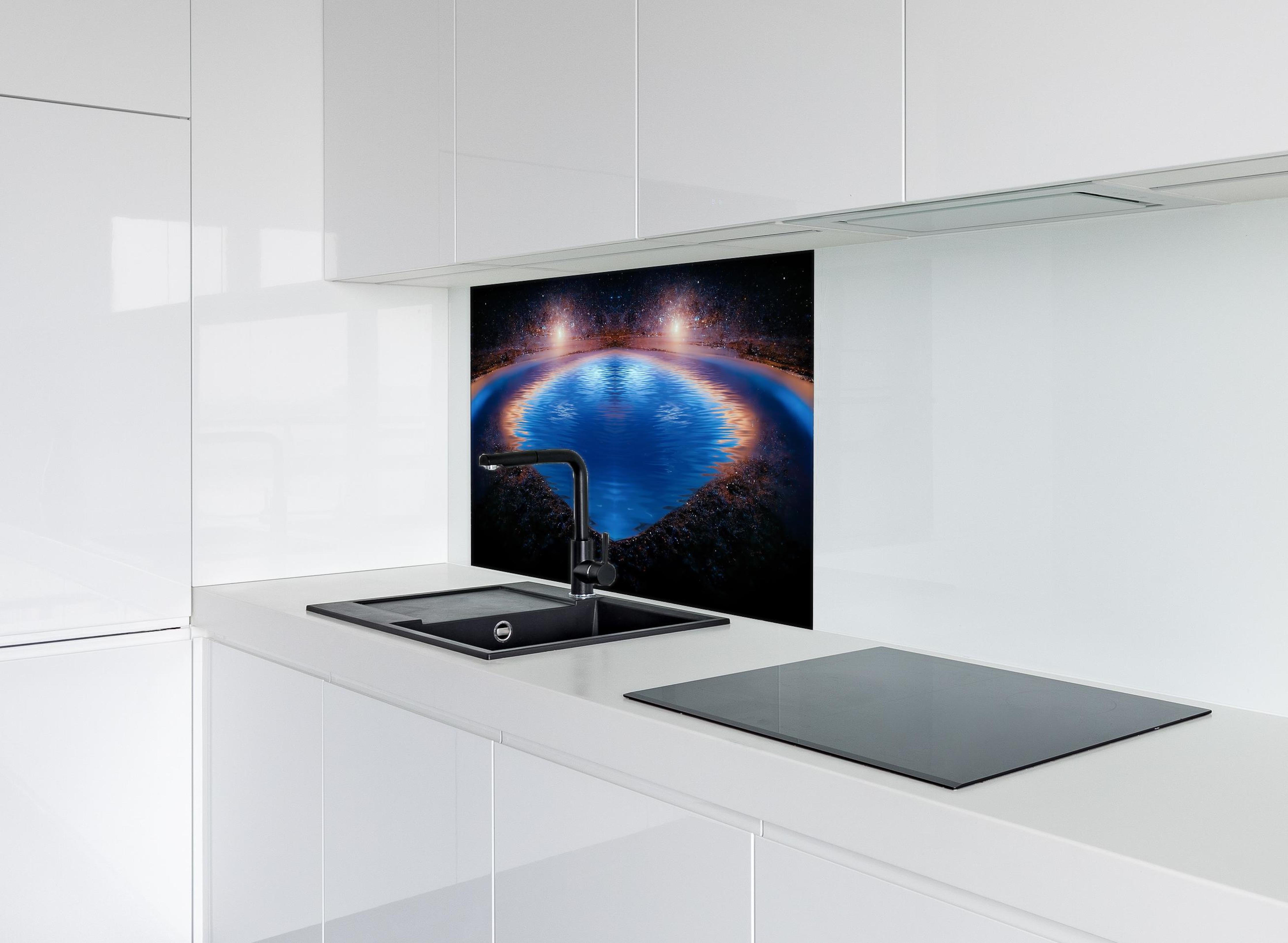 Spritzschutz - Nächtliche Fantasielandschaft hinter einem Cerankochfeld zwischen Holz-Kochutensilien