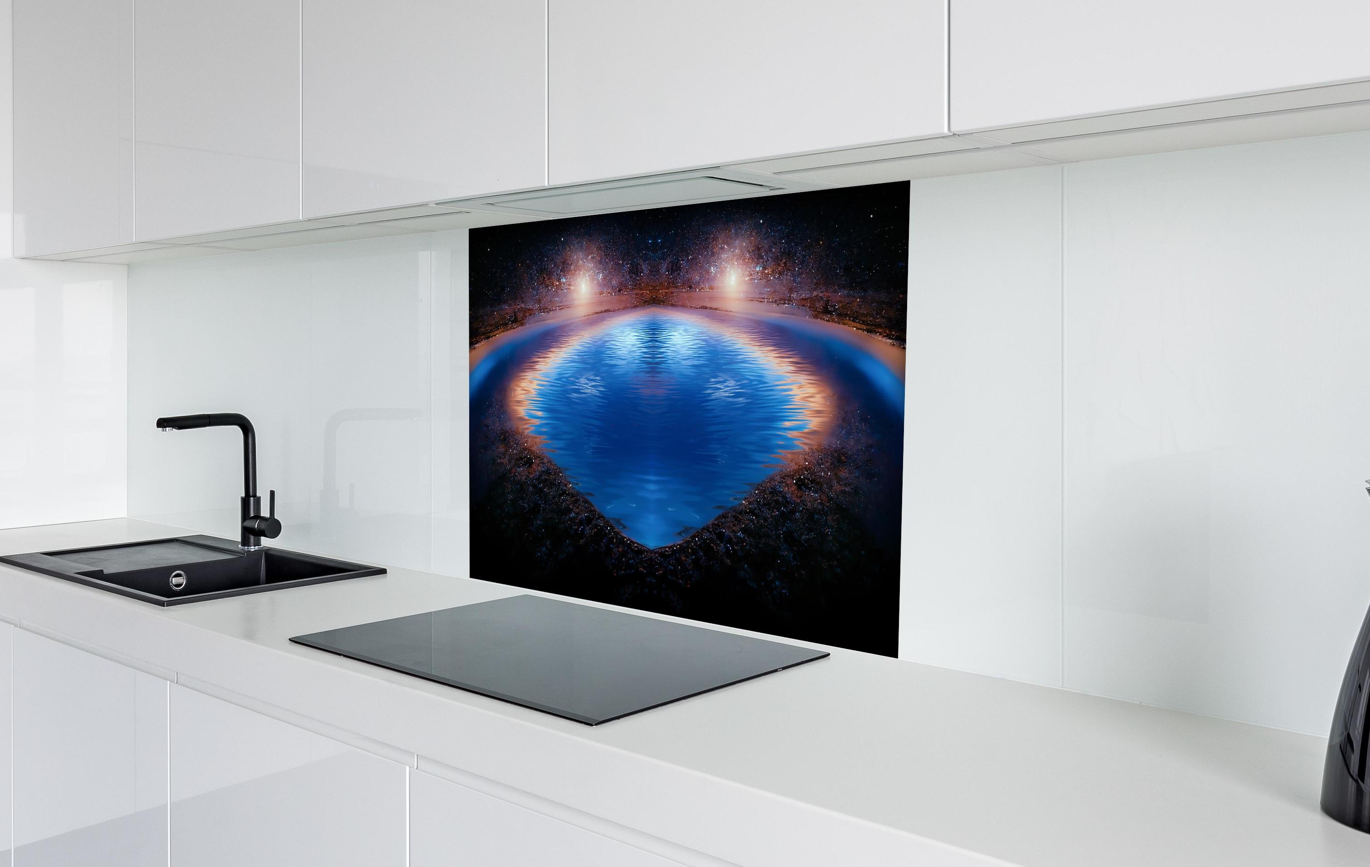 Spritzschutz - Nächtliche Fantasielandschaft hinter einem Cerankochfeld zwischen Holz-Kochutensilien