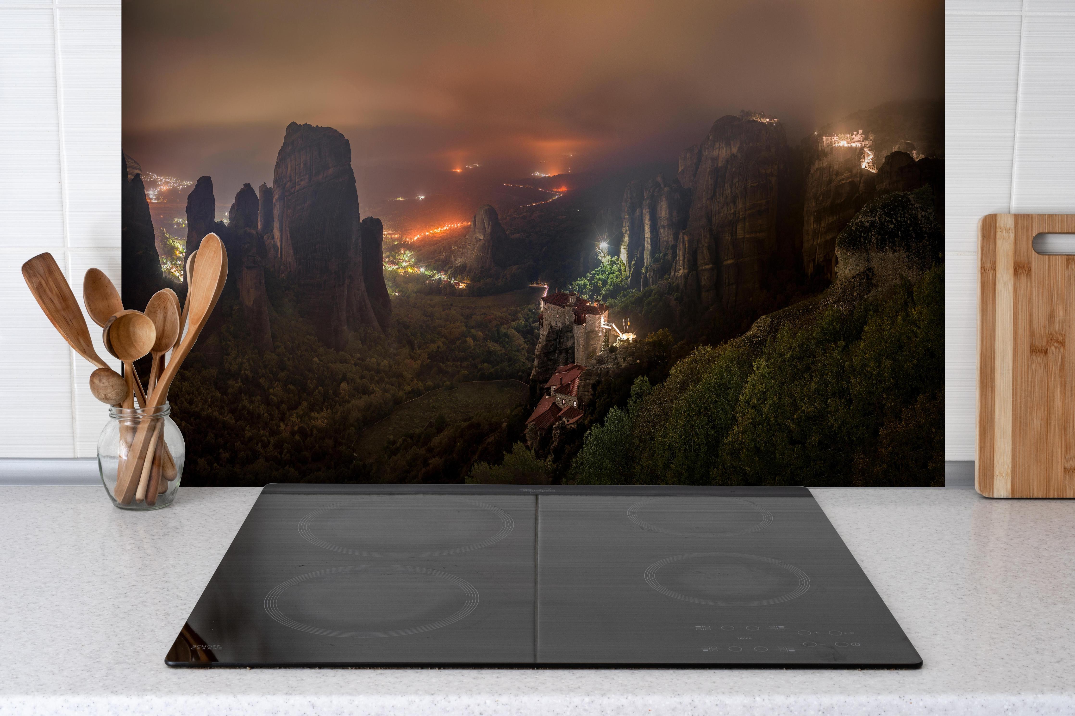 Spritzschutz - Nächtlicher Blick auf Meteora Berge hinter einem Cerankochfeld zwischen Holz-Kochutensilien