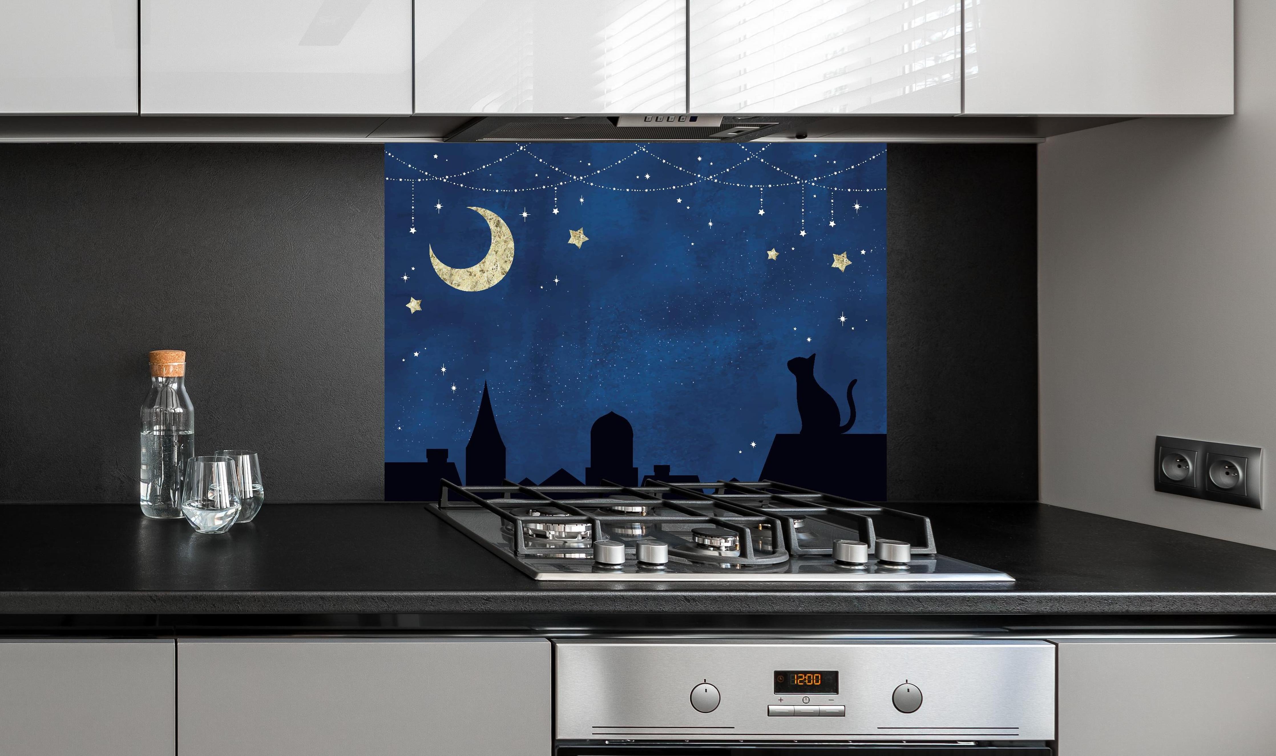 Spritzschutz - Nächtlicher Sternenhimmel mit Katze hinter einem Cerankochfeld zwischen Holz-Kochutensilien