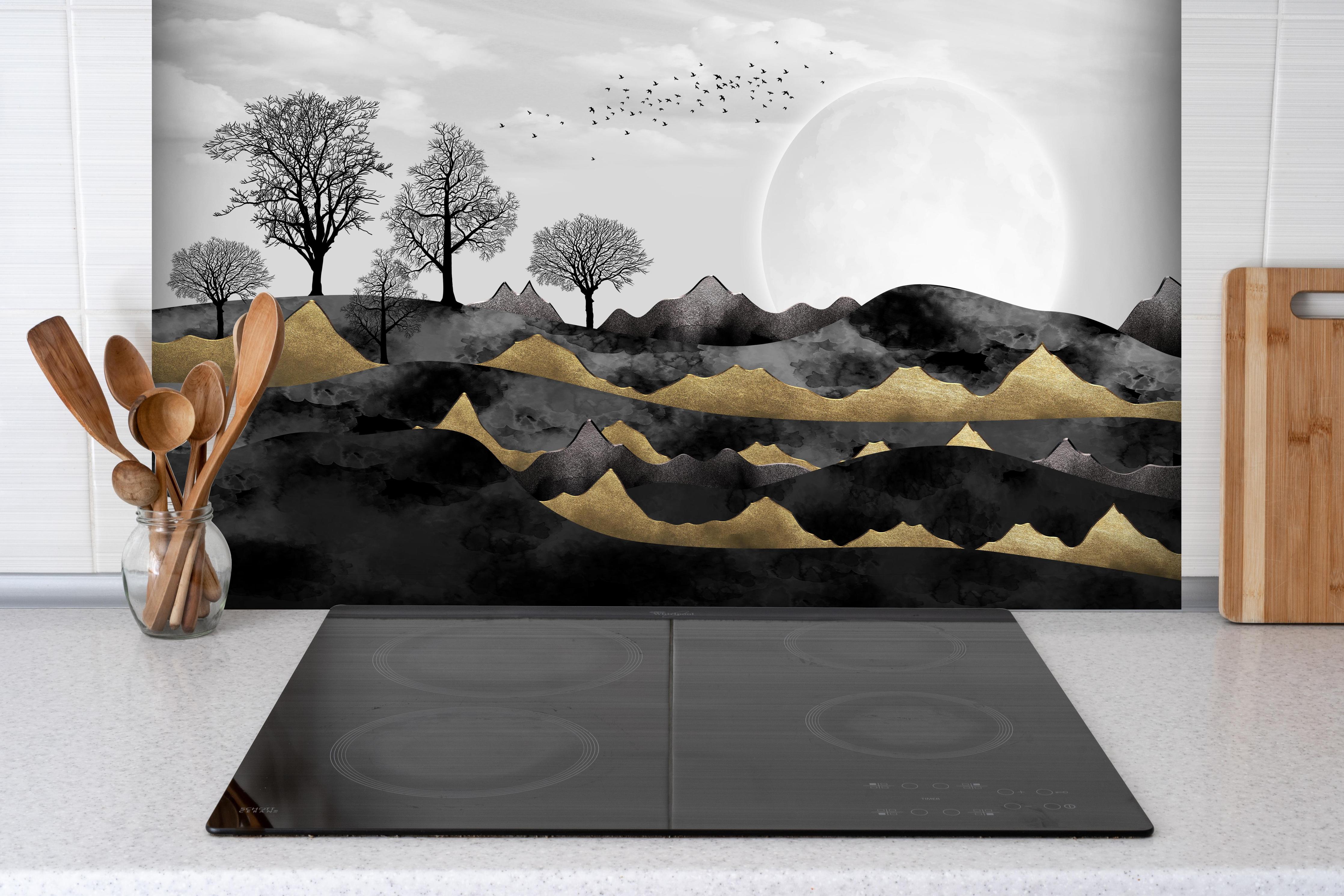 Spritzschutz - Nächtliches Landschaftsdesign - Grafik hinter einem Cerankochfeld zwischen Holz-Kochutensilien