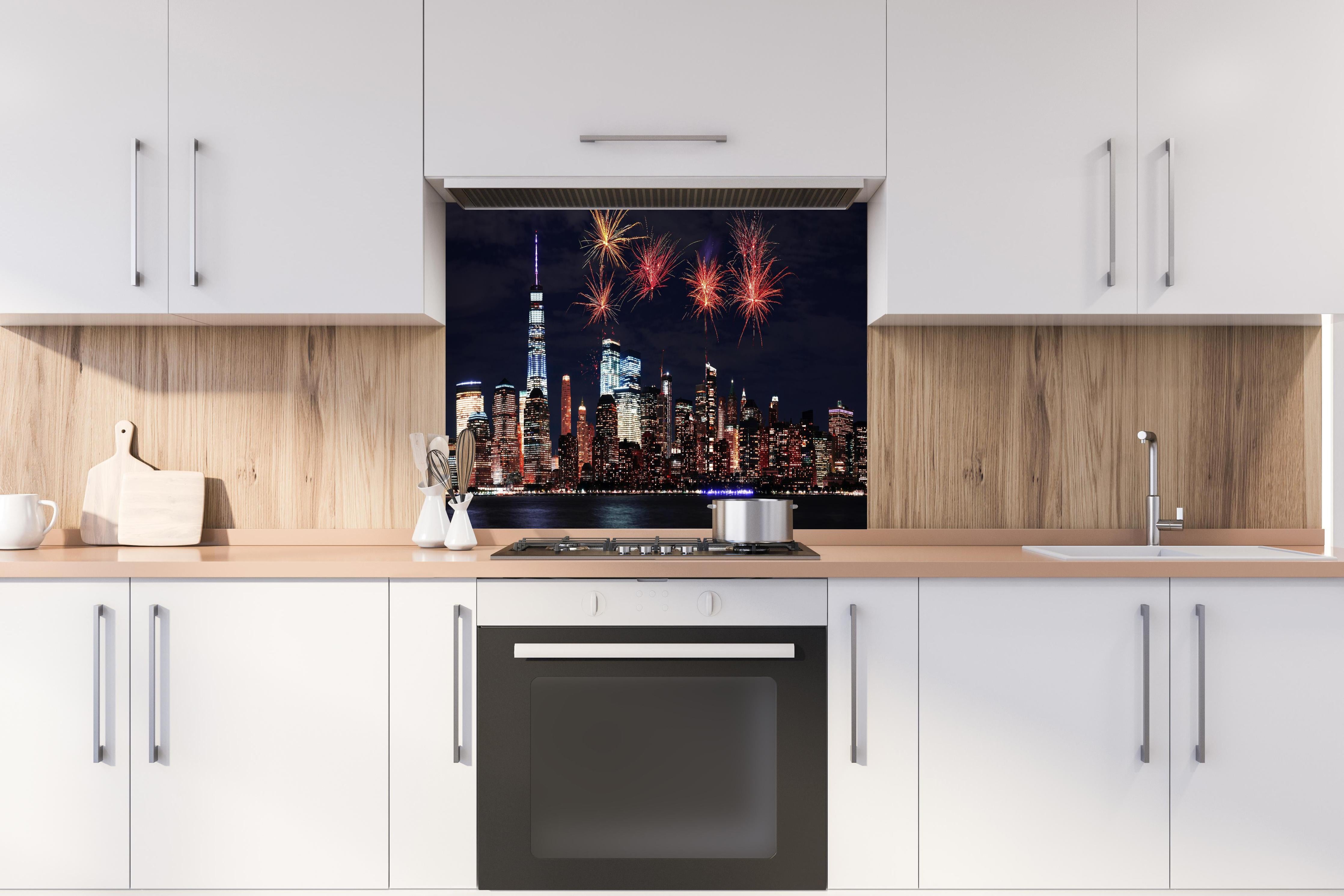 Spritzschutz - Nächtliches Manhattan Feuerwerk Panorama hinter einem Cerankochfeld zwischen Holz-Kochutensilien