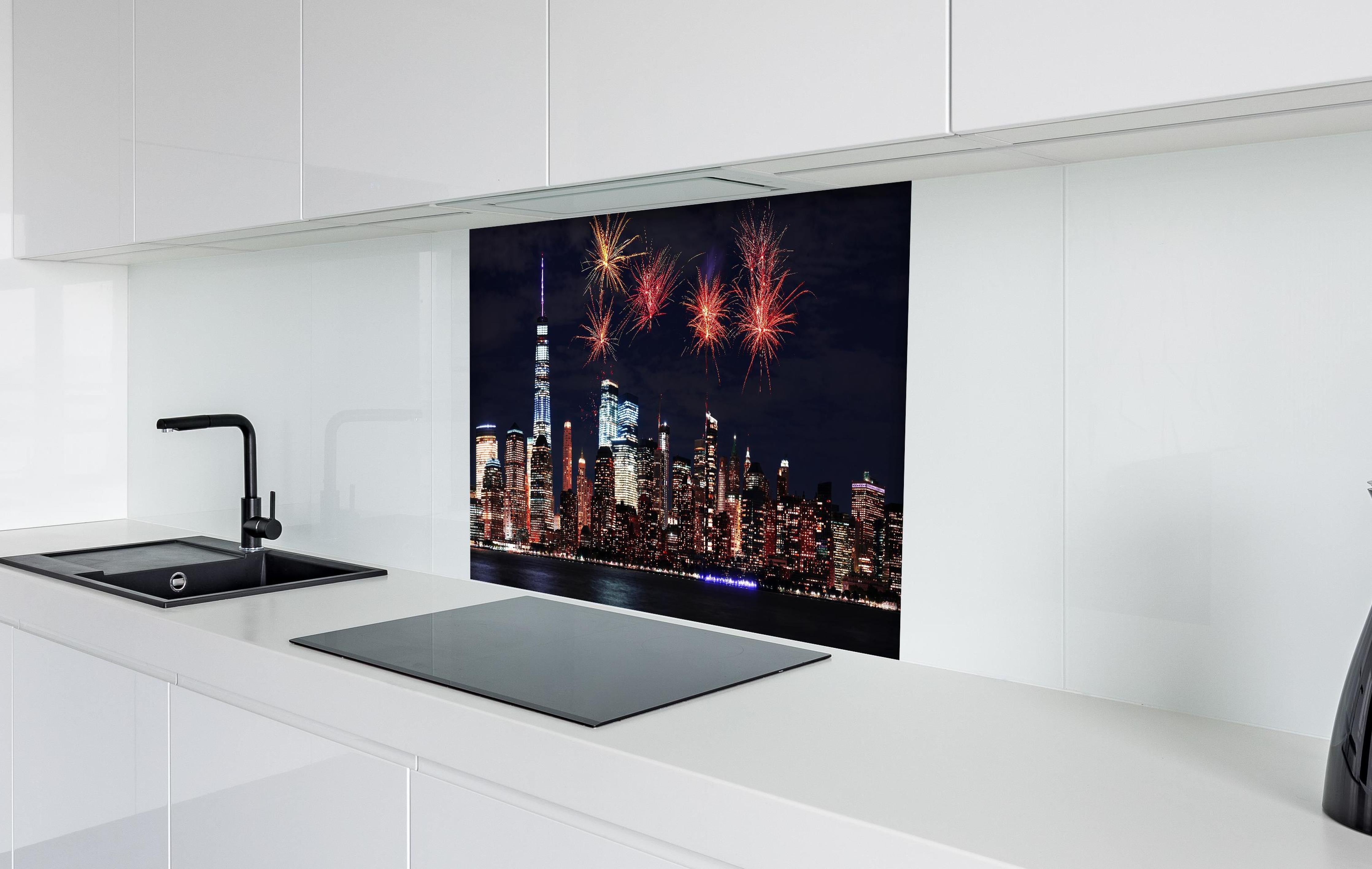 Spritzschutz - Nächtliches Manhattan Feuerwerk Panorama hinter einem Cerankochfeld zwischen Holz-Kochutensilien