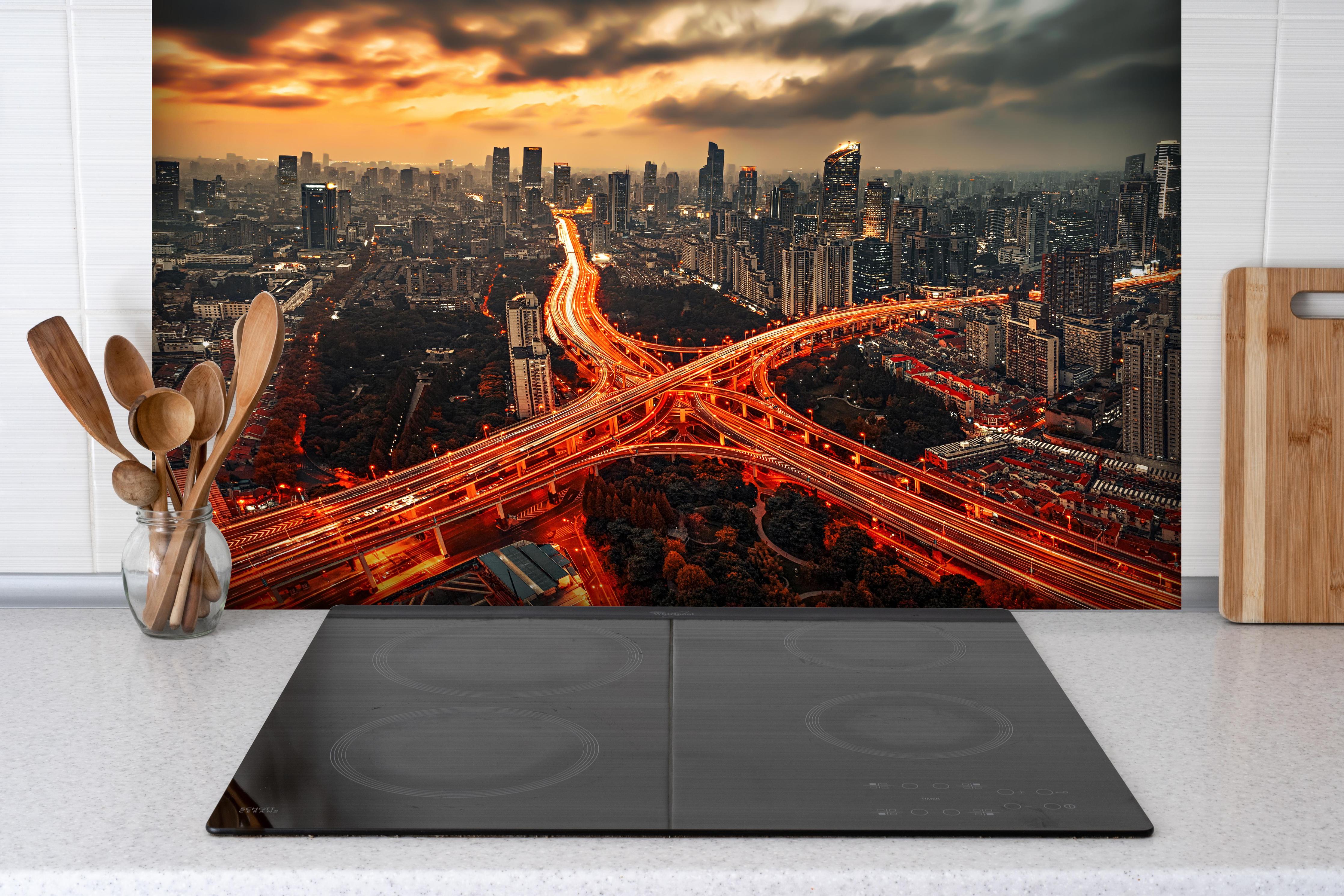 Spritzschutz - Nächtliches Stadtbild - Shanghai, China hinter einem Cerankochfeld zwischen Holz-Kochutensilien