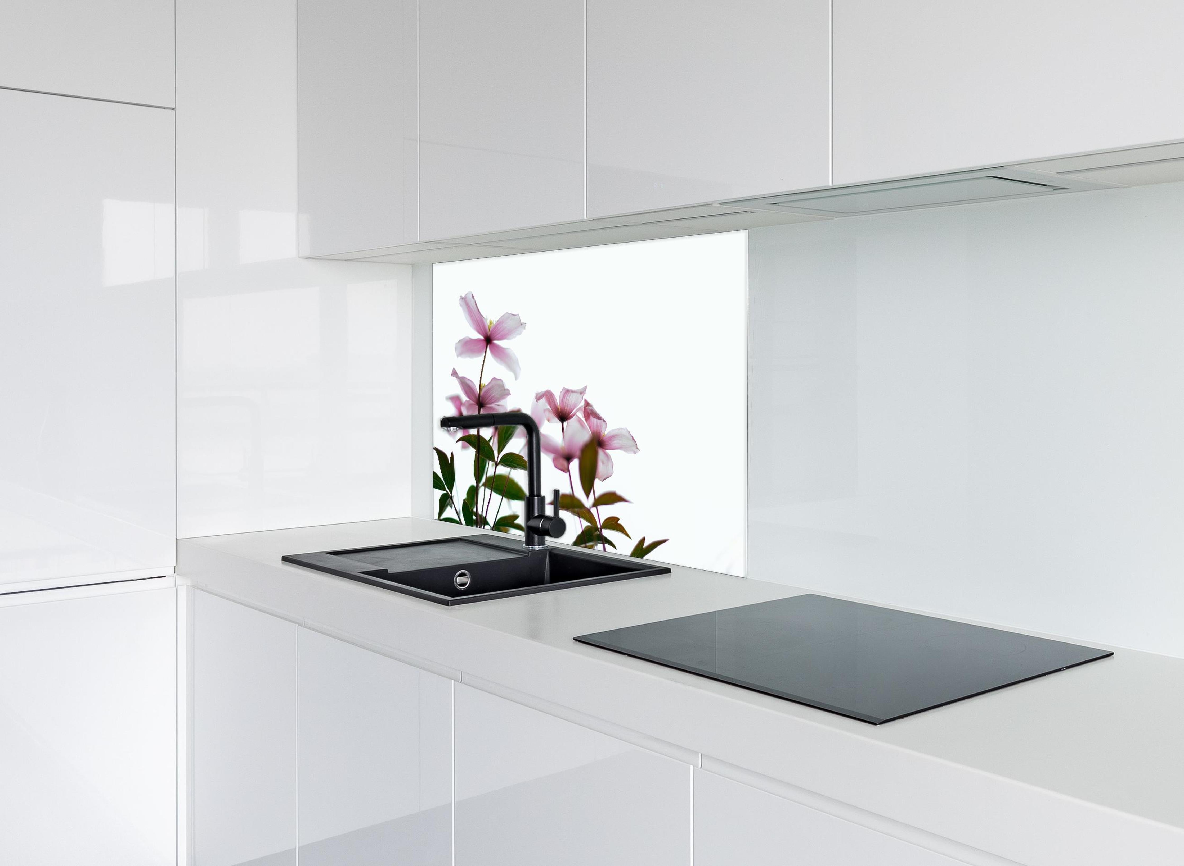 Spritzschutz - Nahaufnahme - Clematis Blüten hinter einem Cerankochfeld zwischen Holz-Kochutensilien