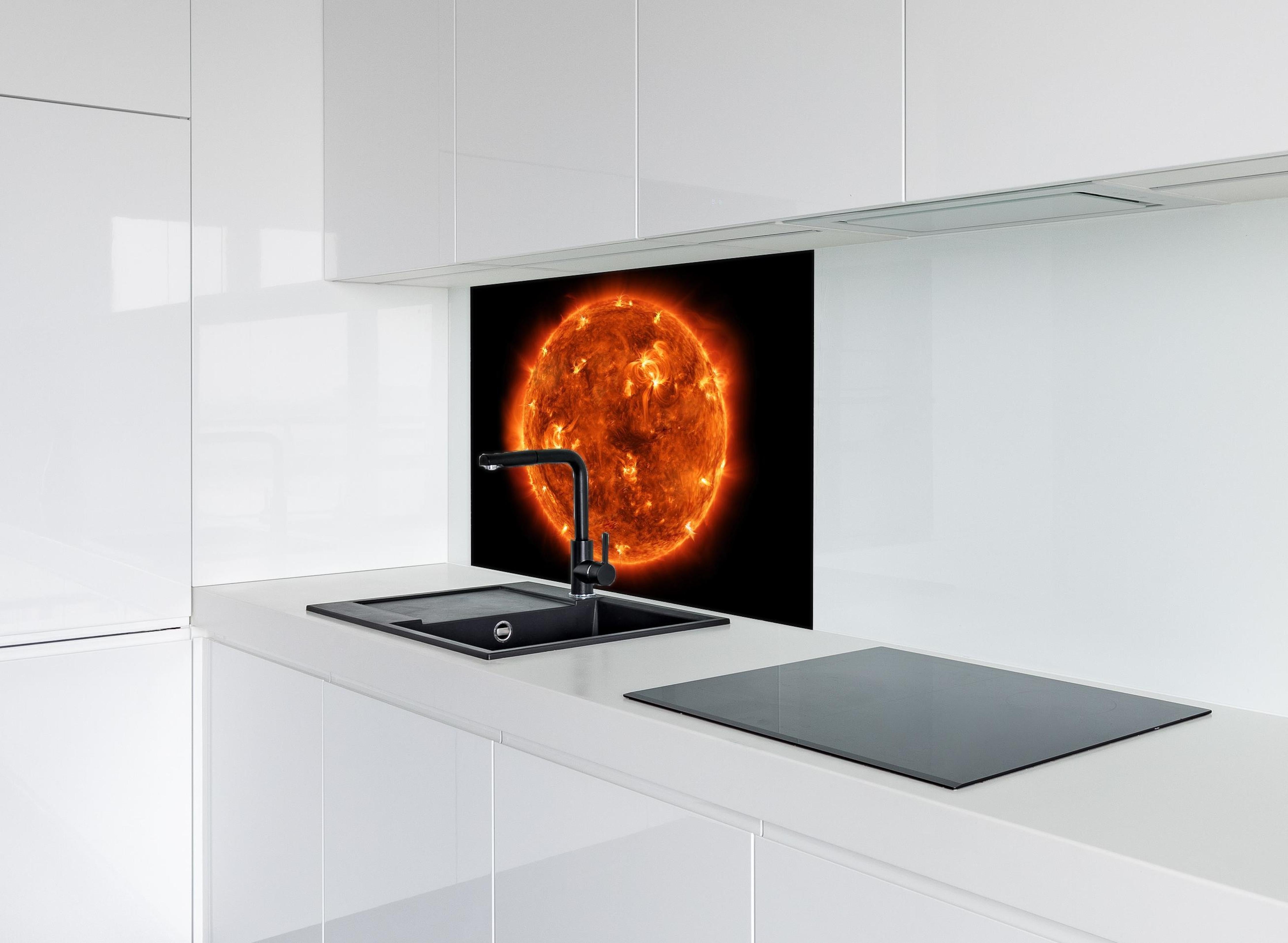 Spritzschutz - Nahaufnahme der Sonne hinter einem Cerankochfeld zwischen Holz-Kochutensilien