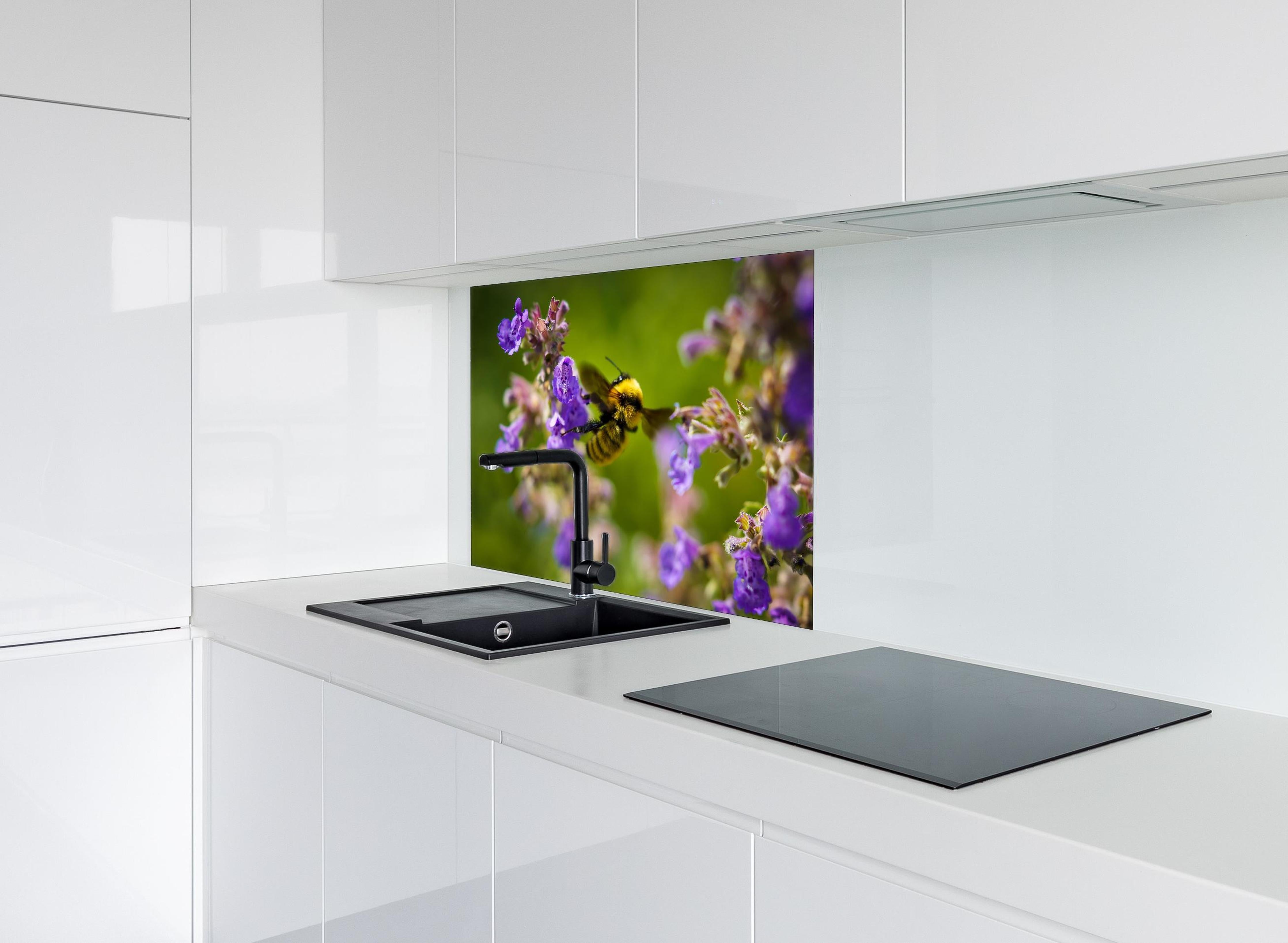 Spritzschutz - Nahaufnahme einer Honigbiene hinter einem Cerankochfeld zwischen Holz-Kochutensilien