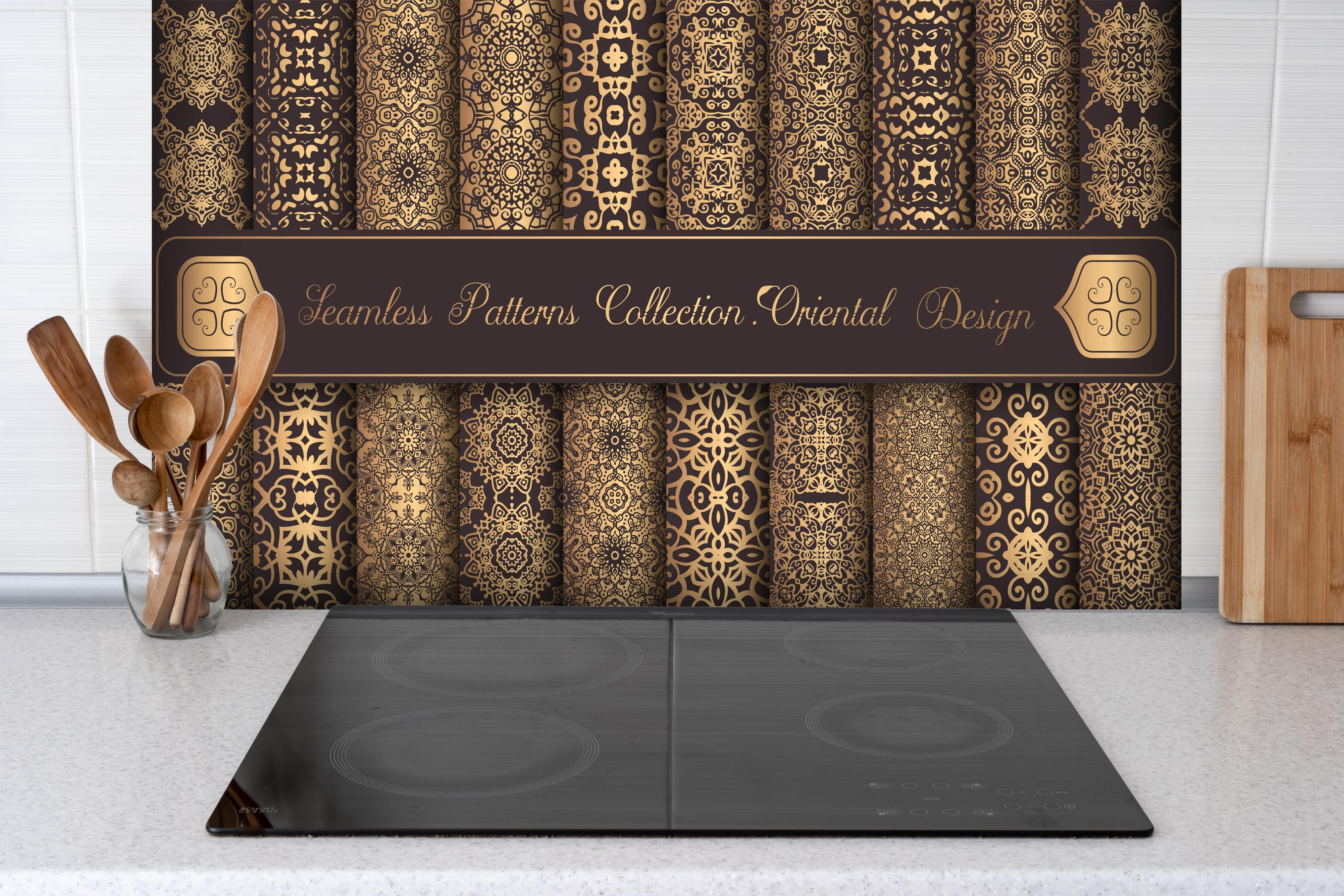 Spritzschutz - Nahtlose Muster mit goldenen Ornamenten hinter einem Cerankochfeld zwischen Holz-Kochutensilien