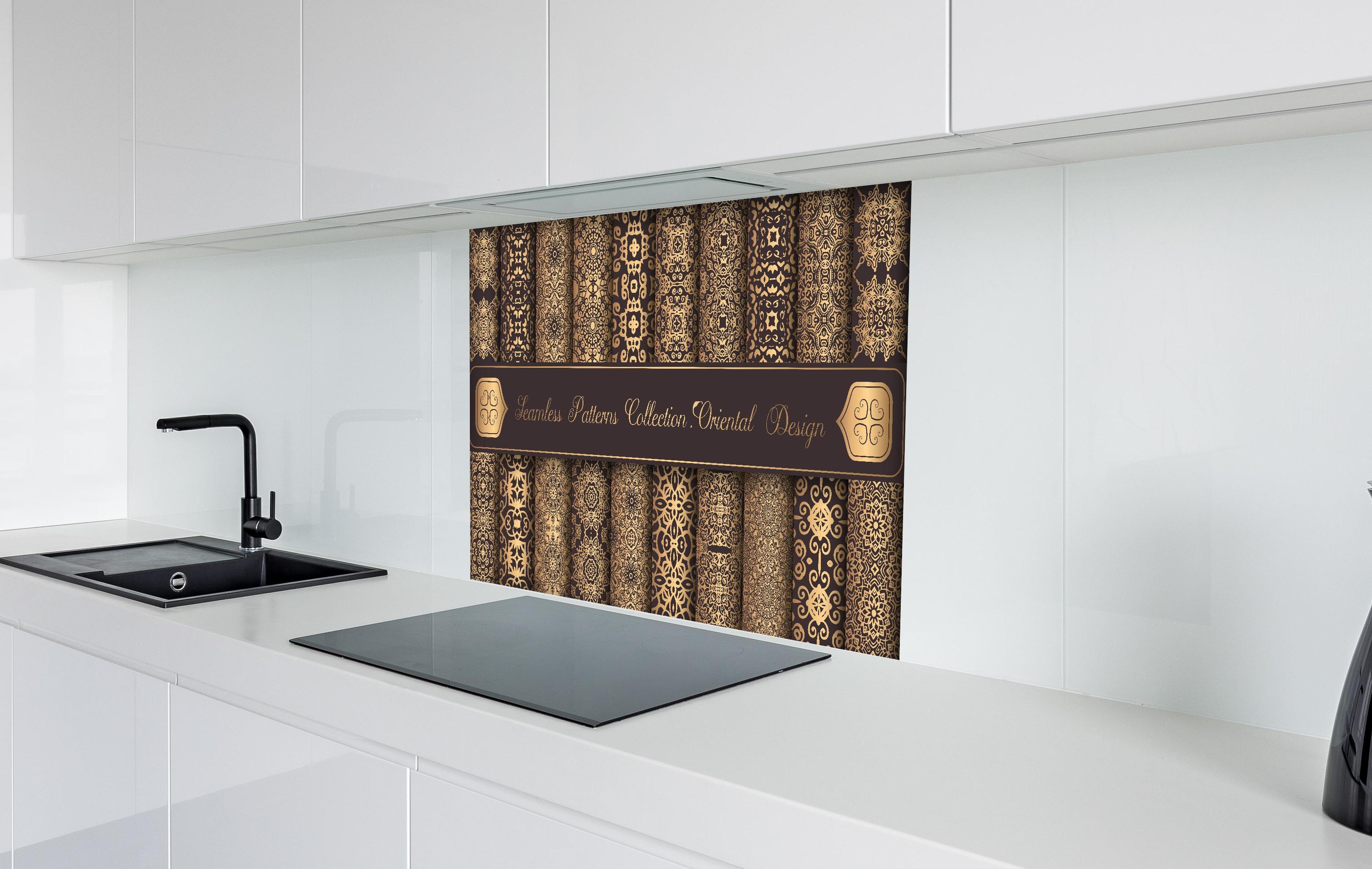 Spritzschutz - Nahtlose Muster mit goldenen Ornamenten hinter einem Cerankochfeld zwischen Holz-Kochutensilien