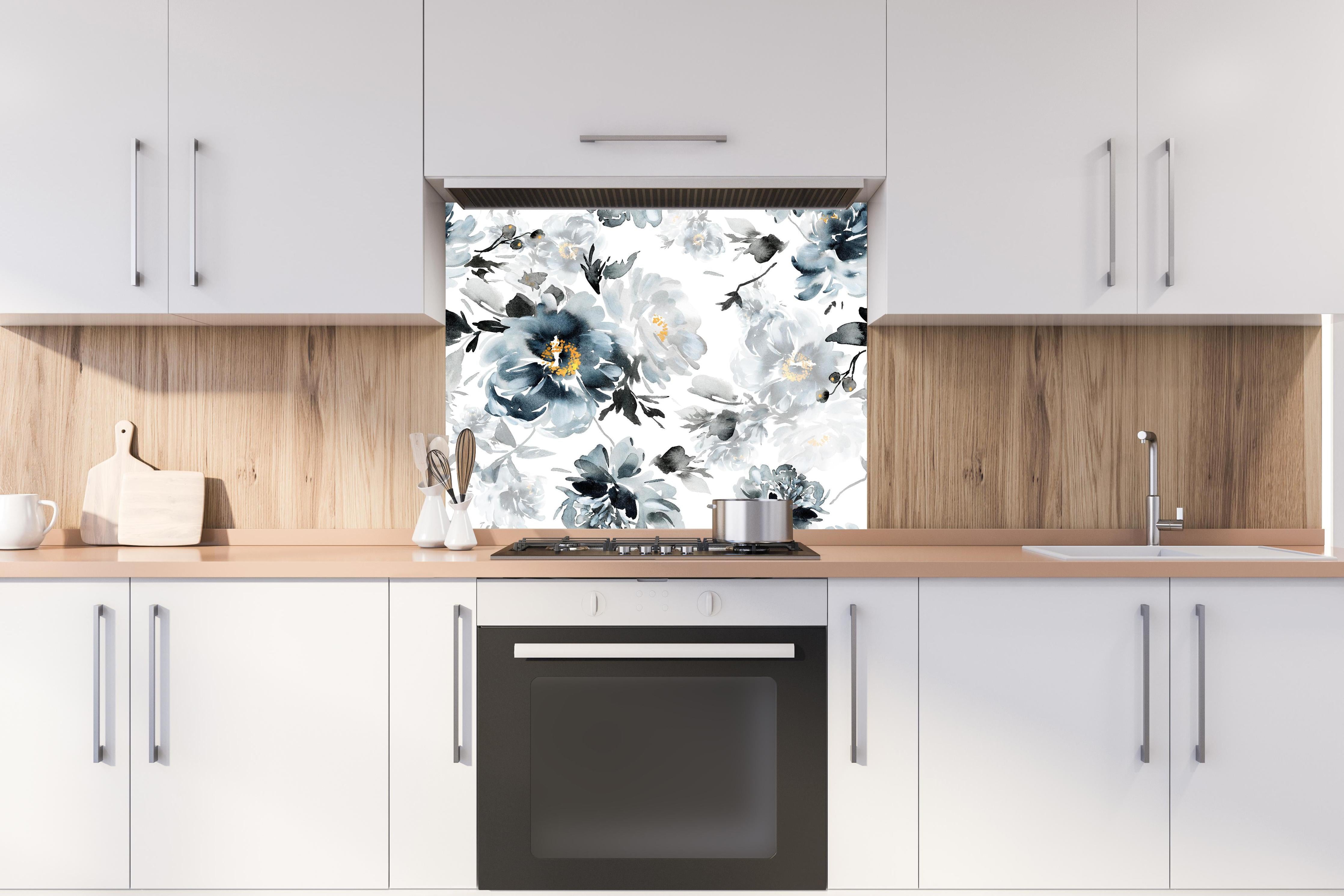 Spritzschutz - Nahtlose Sommer Muster mit Aquarell Blumen hinter einem Cerankochfeld zwischen Holz-Kochutensilien