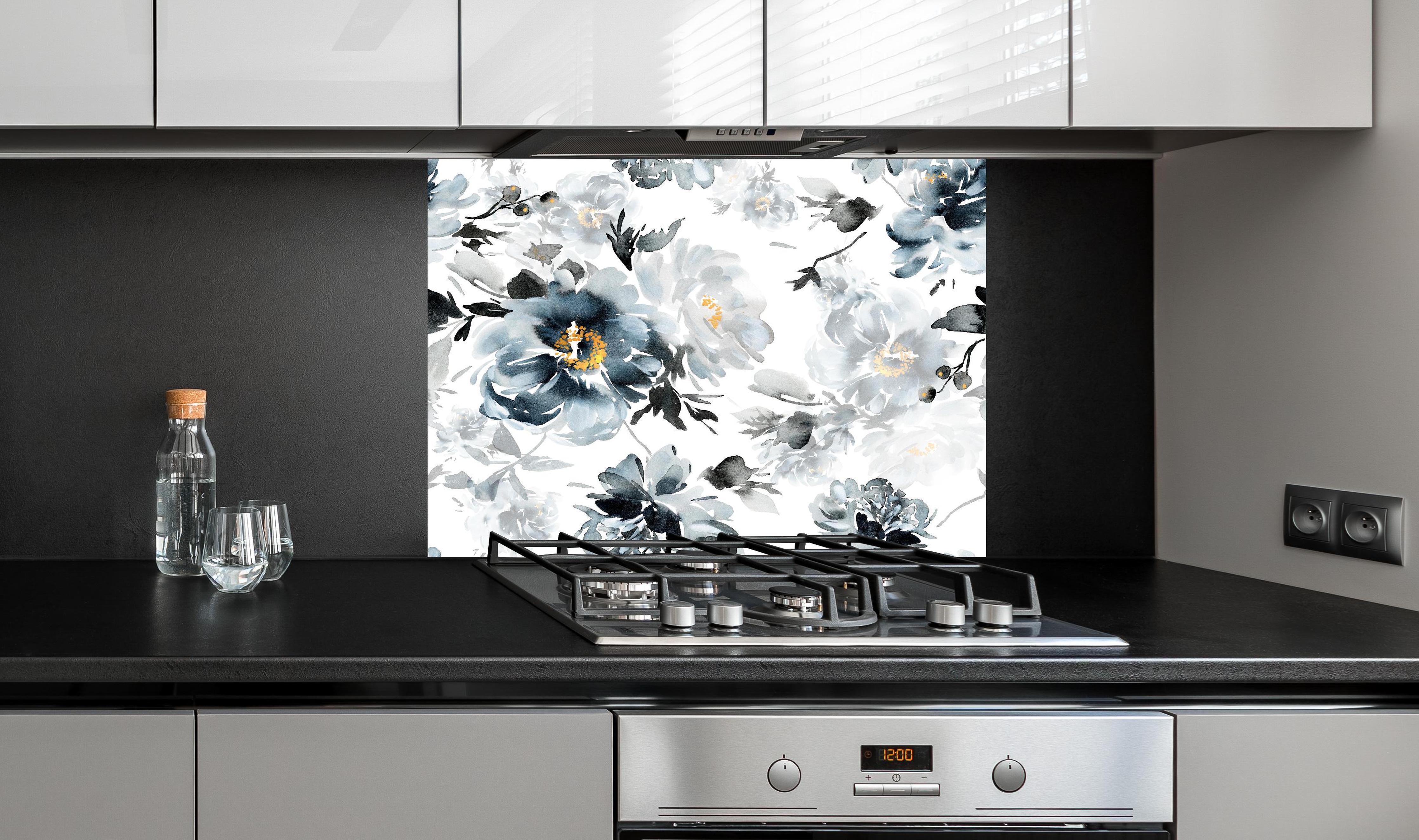 Spritzschutz - Nahtlose Sommer Muster mit Aquarell Blumen hinter einem Cerankochfeld zwischen Holz-Kochutensilien