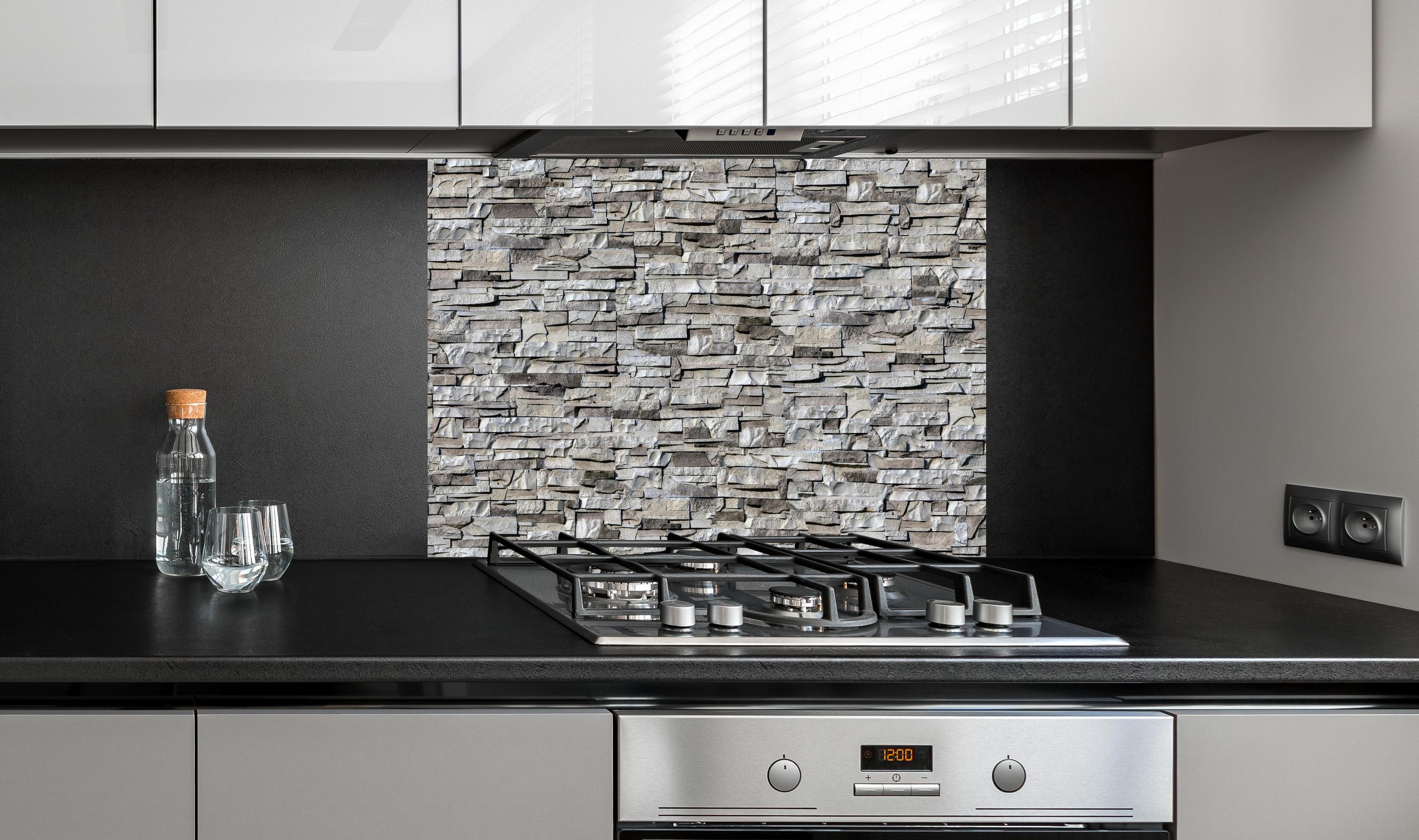 Spritzschutz - Nahtlose Textur von Klinkerfliesen hinter einem Cerankochfeld zwischen Holz-Kochutensilien