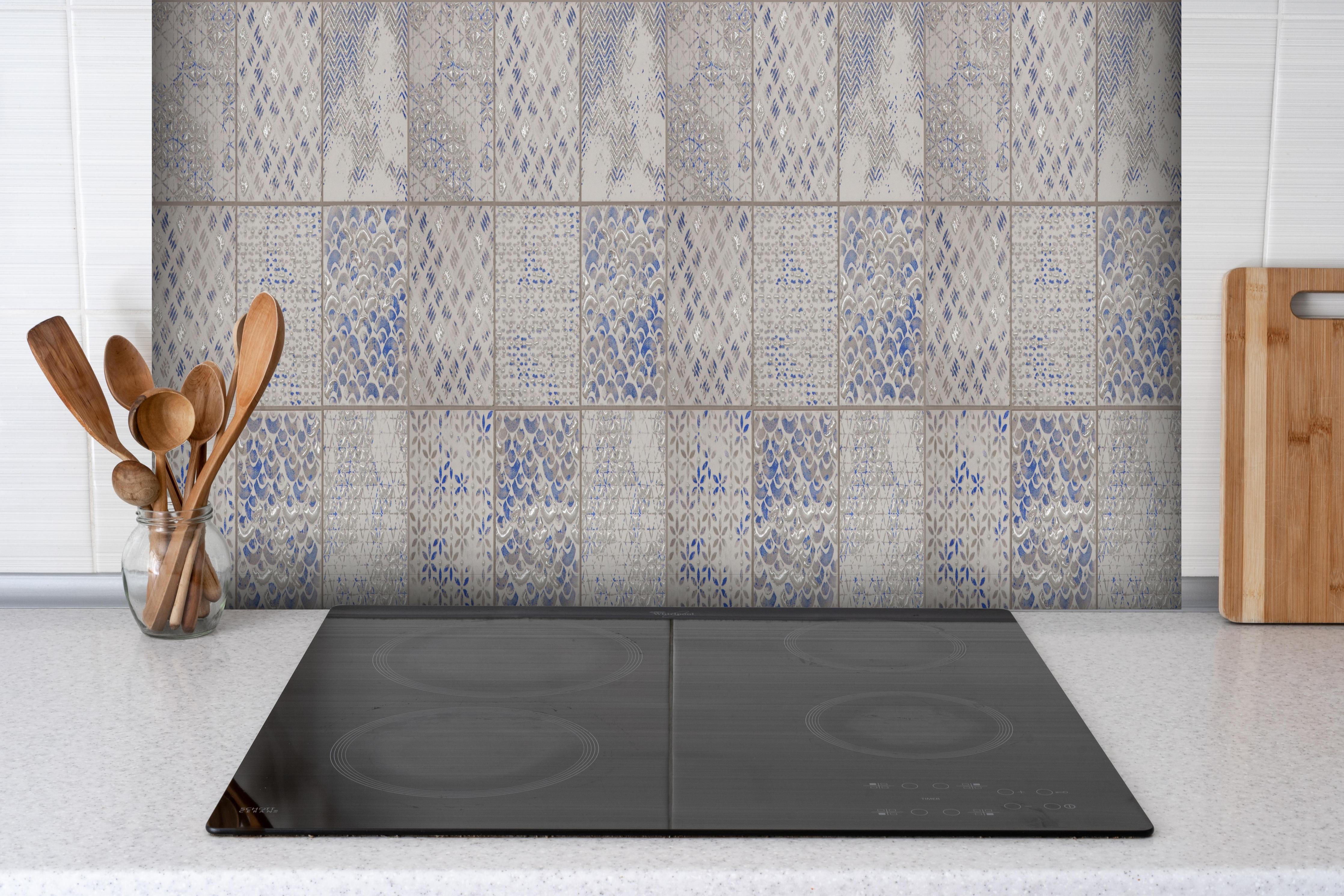 Spritzschutz - Nahtlose Vintage Retro Fliesen hinter einem Cerankochfeld zwischen Holz-Kochutensilien