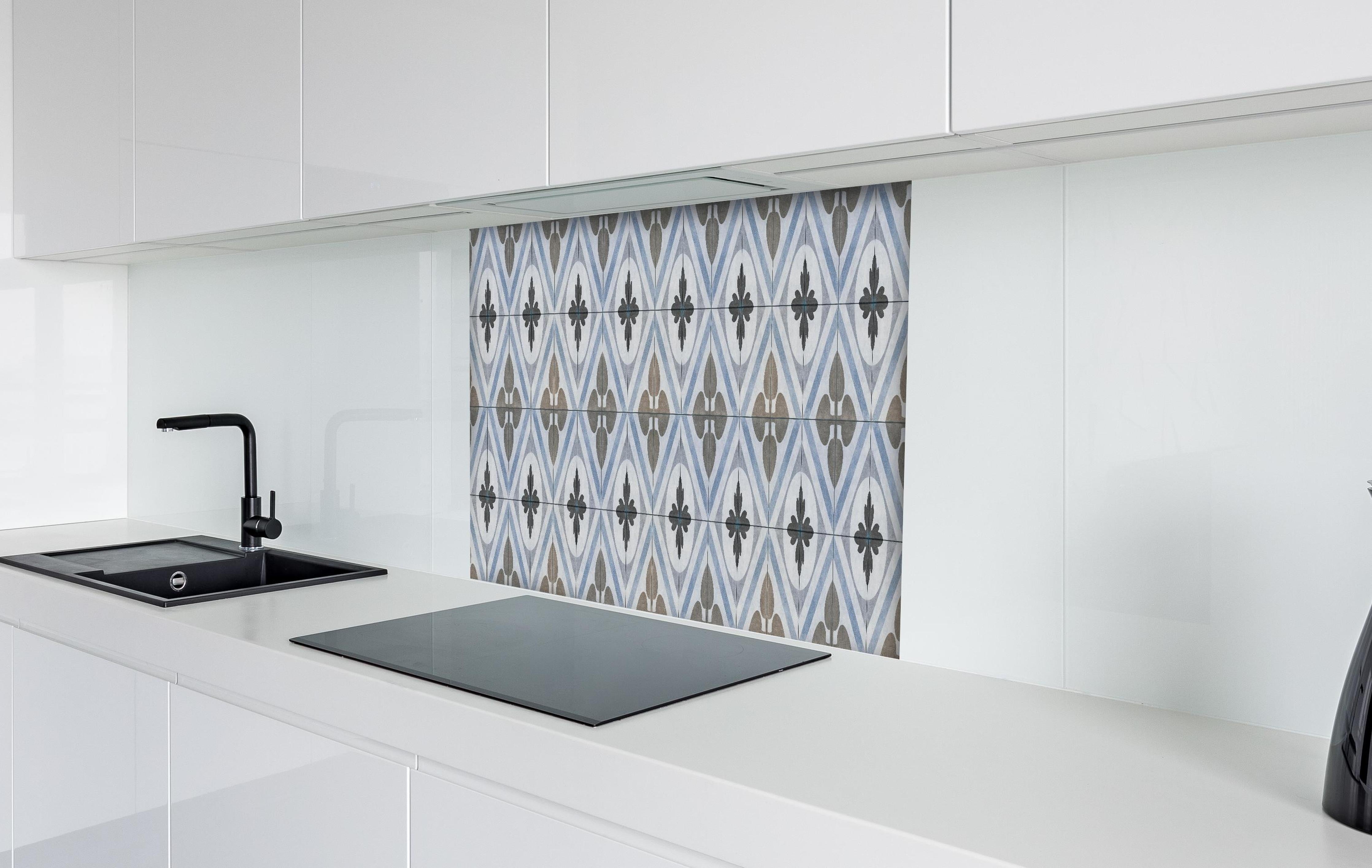 Spritzschutz - Nahtlose blau weiß graue vintage Fliesen hinter einem Cerankochfeld zwischen Holz-Kochutensilien