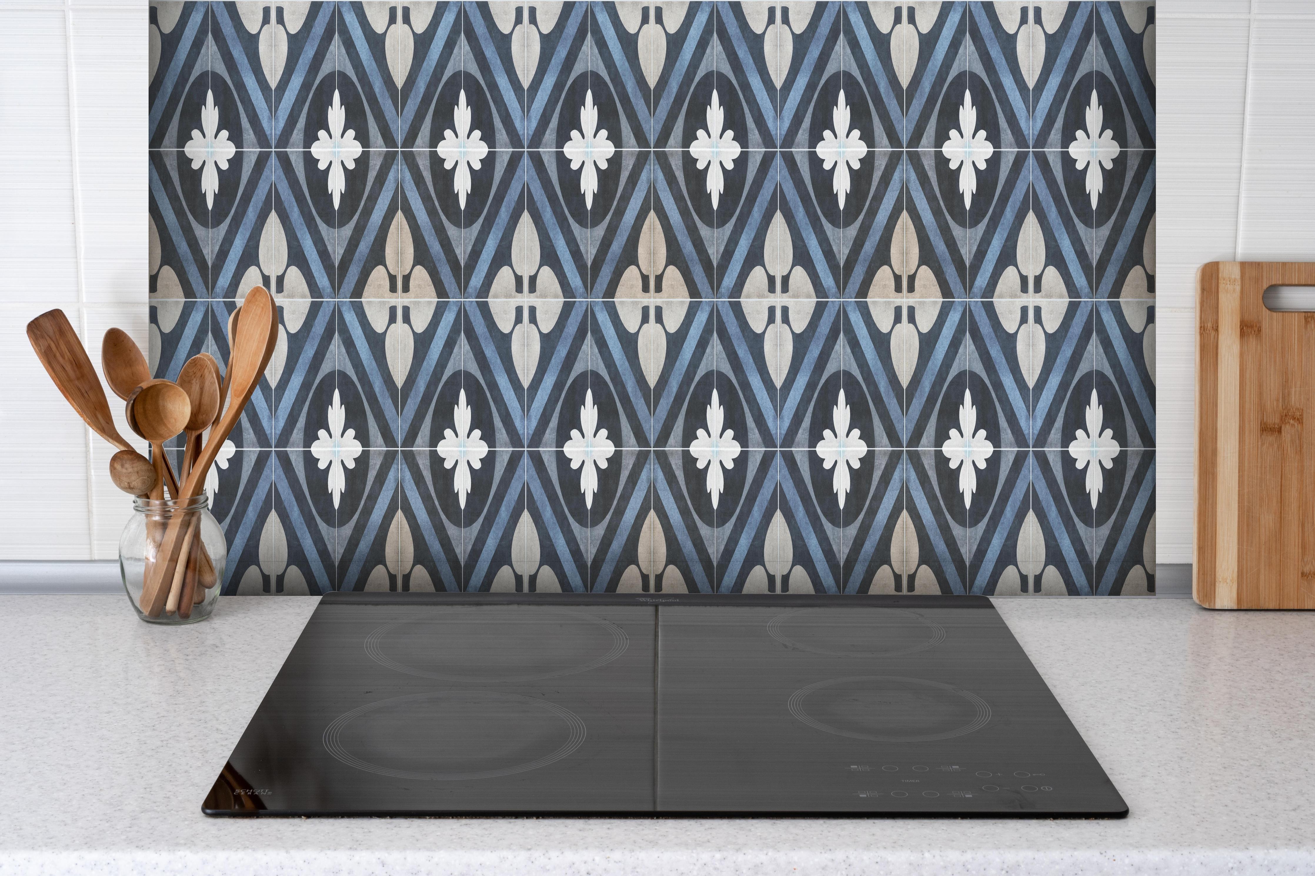 Spritzschutz - Nahtlose blau weiße vintage Fliesen hinter einem Cerankochfeld zwischen Holz-Kochutensilien