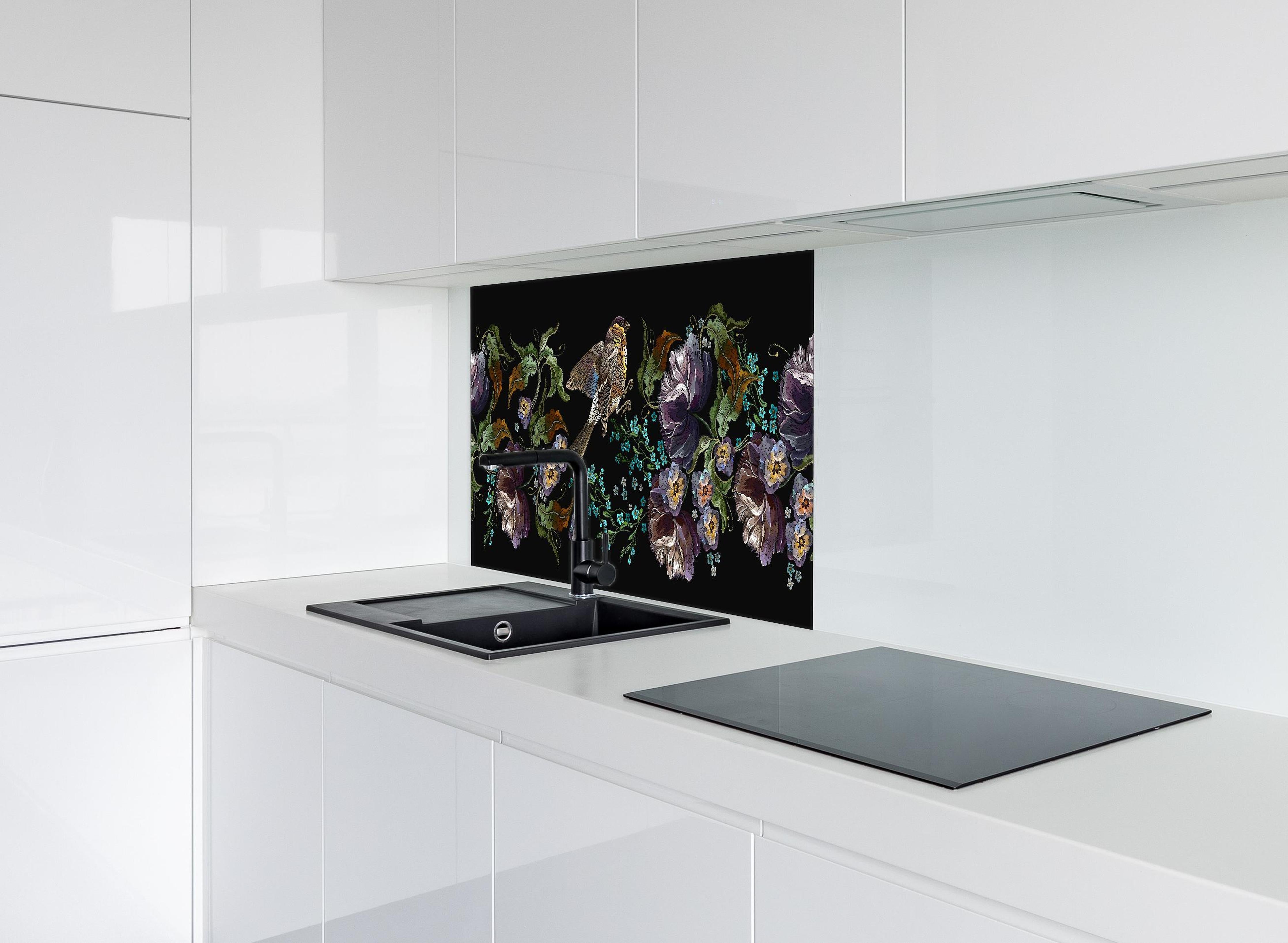 Spritzschutz - Nahtloses Blumen-Vogel-Stickerei-Muster hinter einem Cerankochfeld zwischen Holz-Kochutensilien