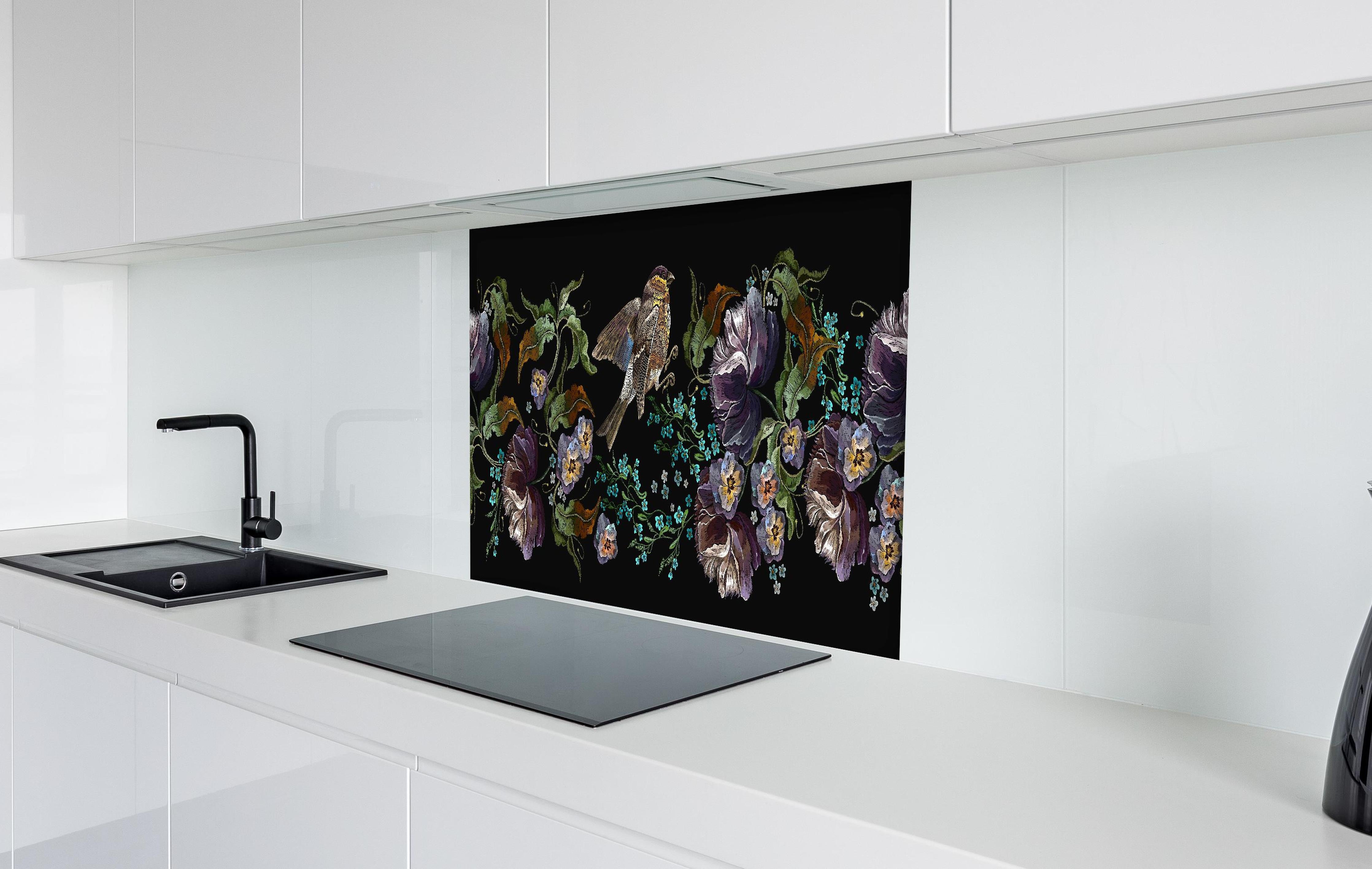 Spritzschutz - Nahtloses Blumen-Vogel-Stickerei-Muster hinter einem Cerankochfeld zwischen Holz-Kochutensilien