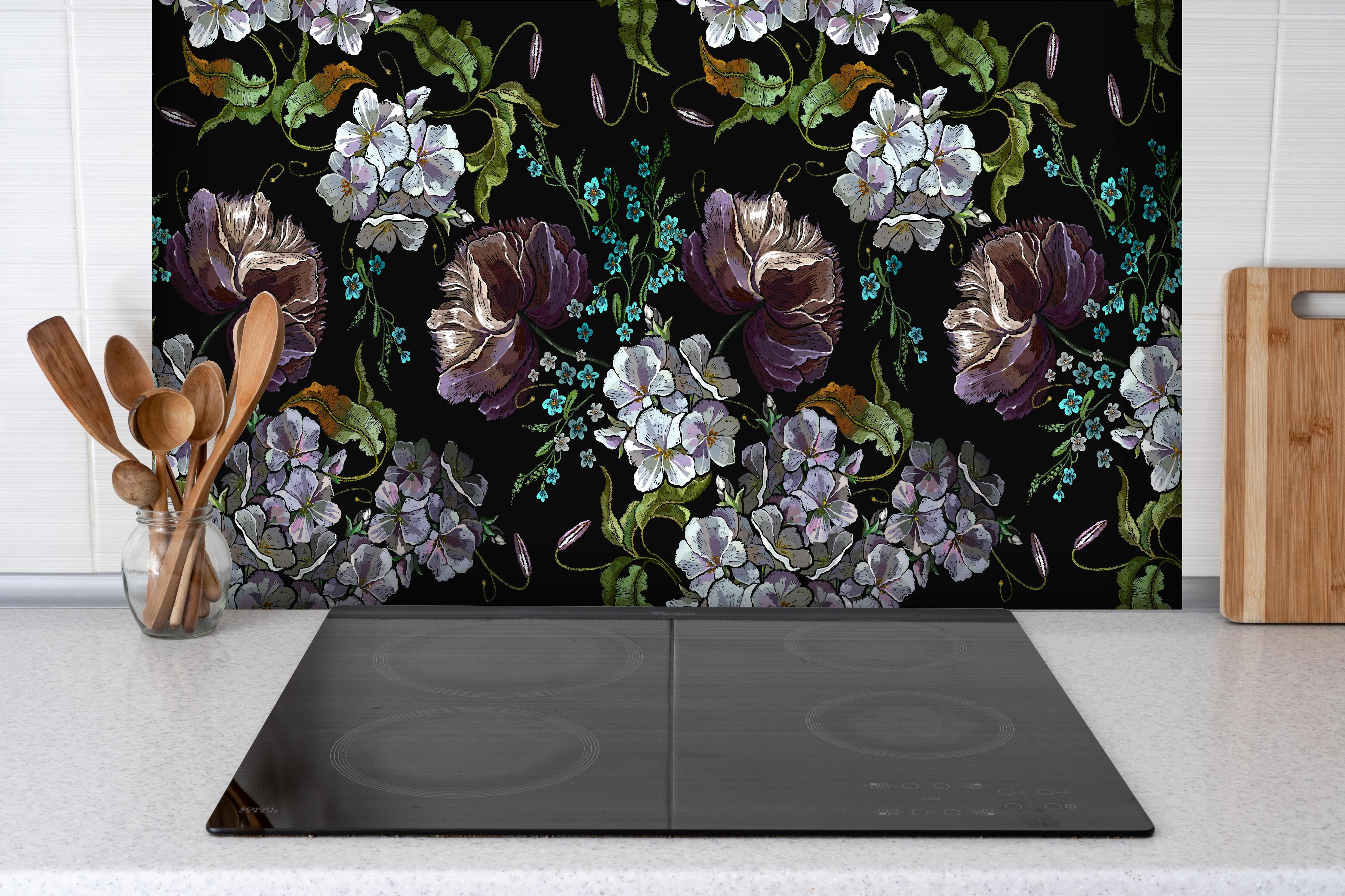 Spritzschutz - Nahtloses Blumenmuster in Violett und Weiß hinter einem Cerankochfeld zwischen Holz-Kochutensilien
