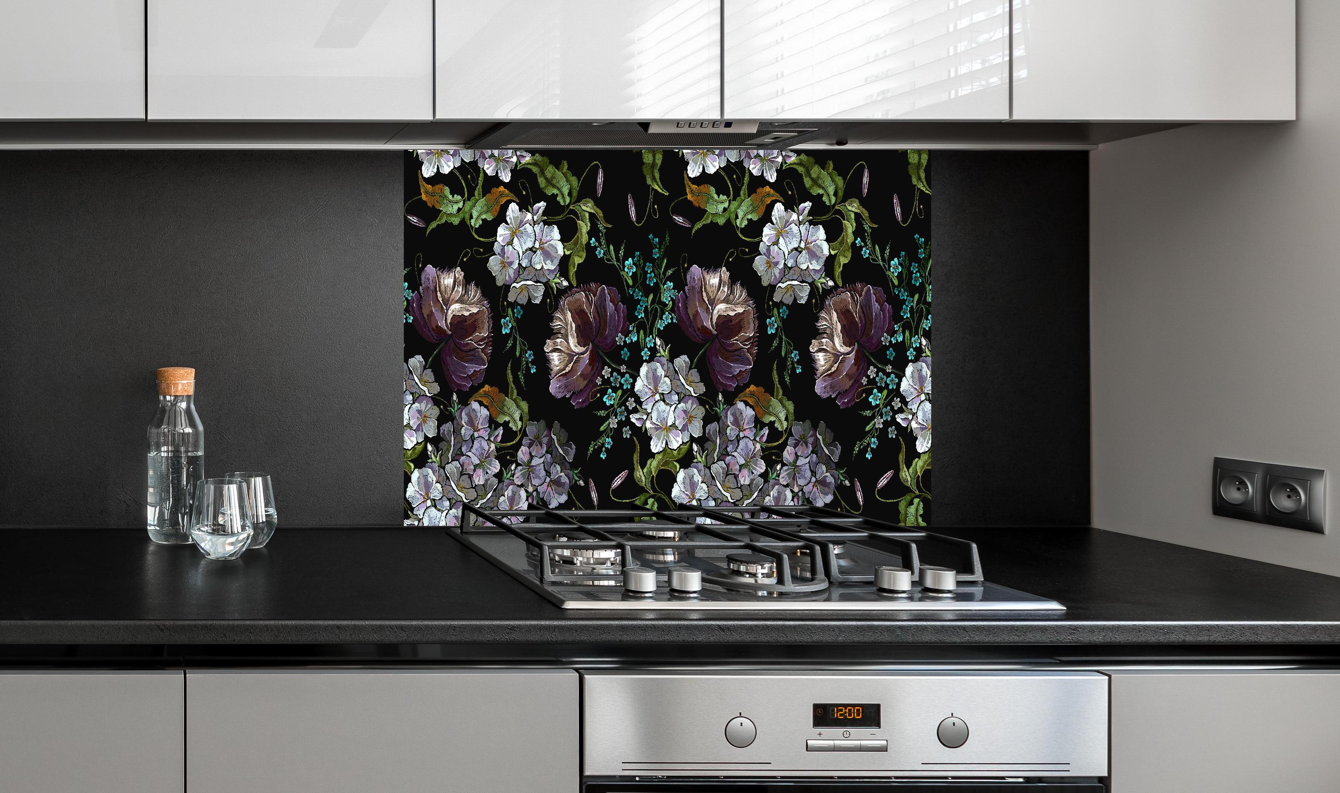 Spritzschutz - Nahtloses Blumenmuster in Violett und Weiß hinter einem Cerankochfeld zwischen Holz-Kochutensilien