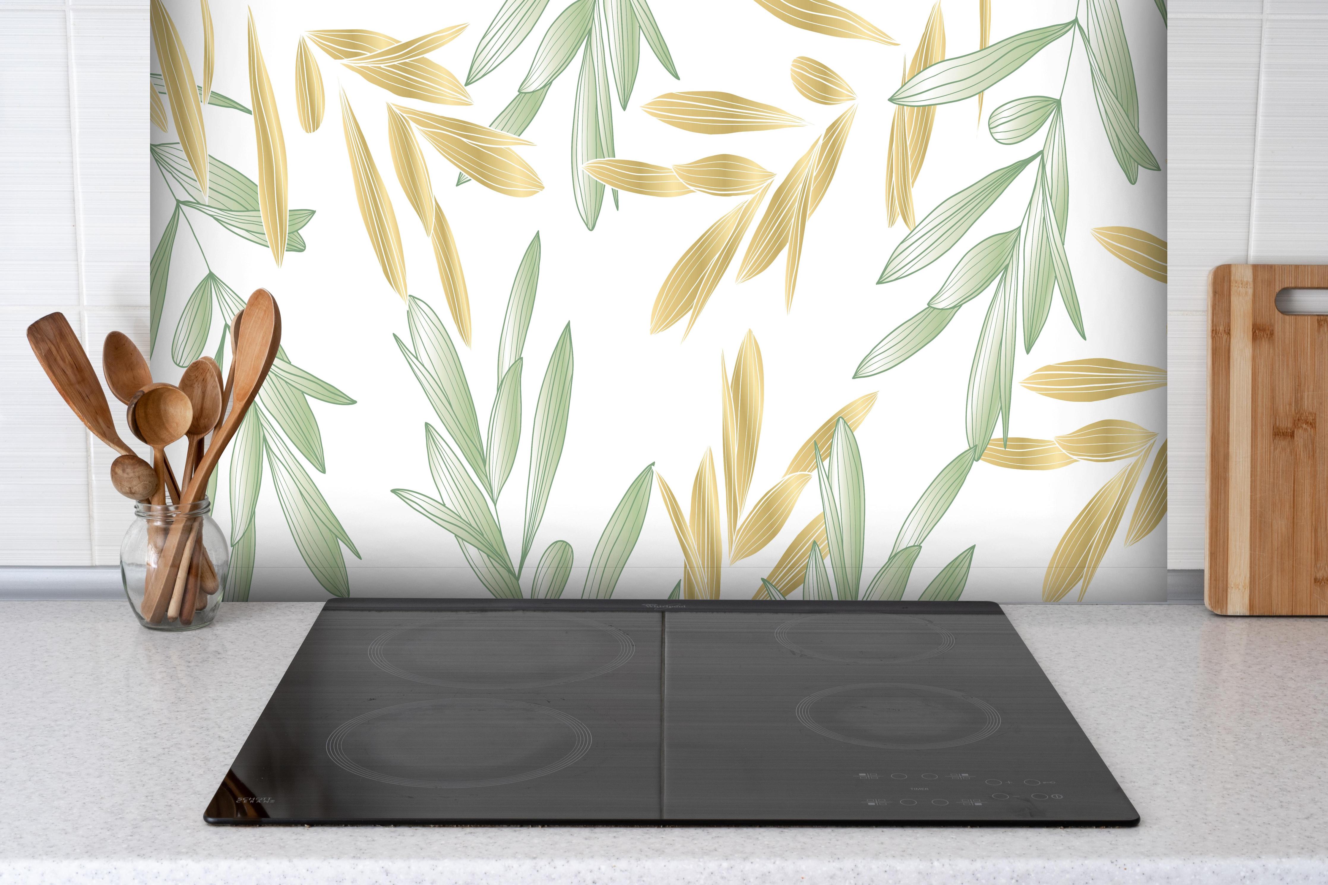 Spritzschutz - Nahtloses Muster Mit Grünen Olivenzweigen hinter einem Cerankochfeld zwischen Holz-Kochutensilien