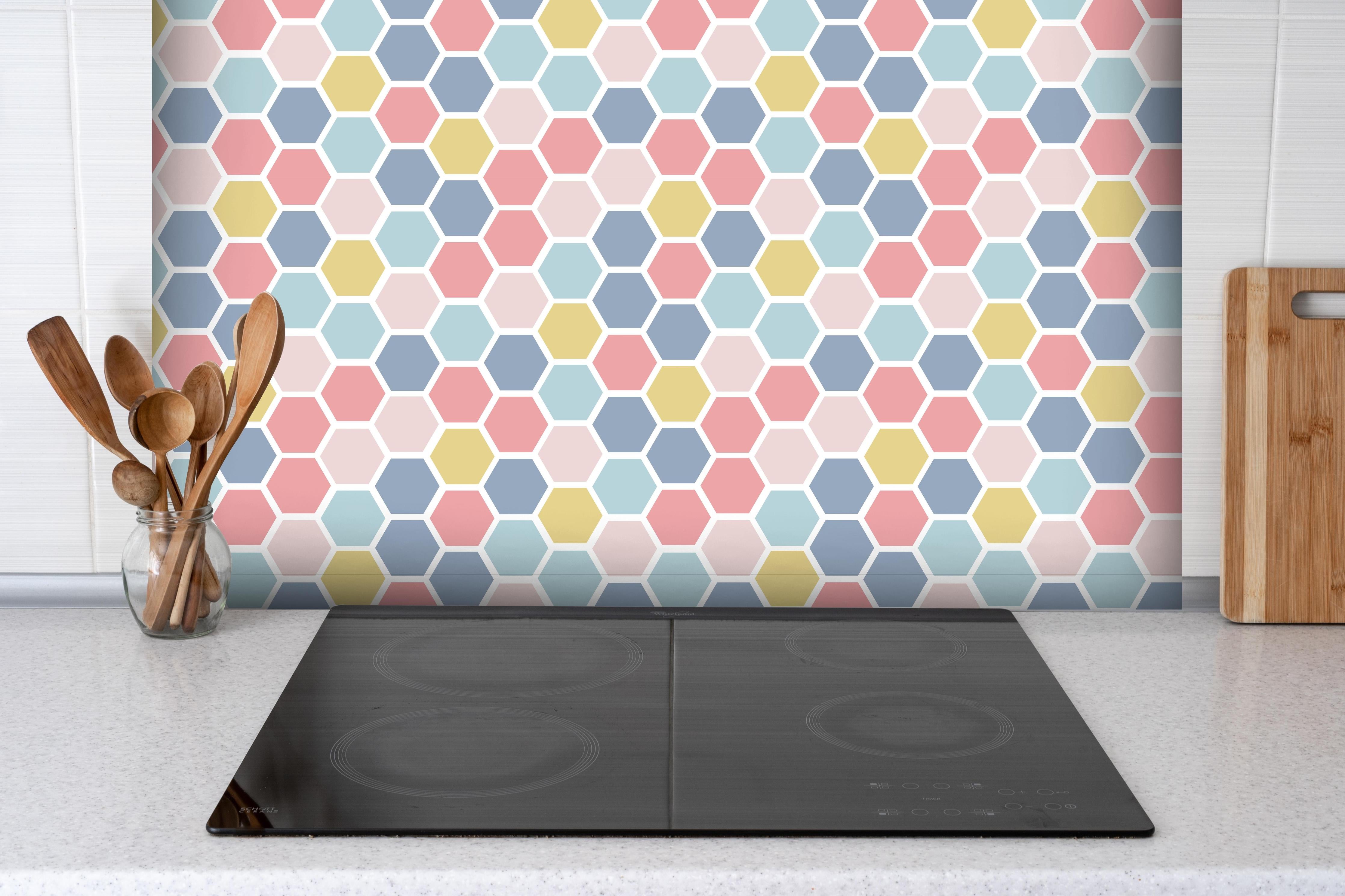 Spritzschutz - Nahtloses Nordisches Sechseck Farbmuster hinter einem Cerankochfeld zwischen Holz-Kochutensilien