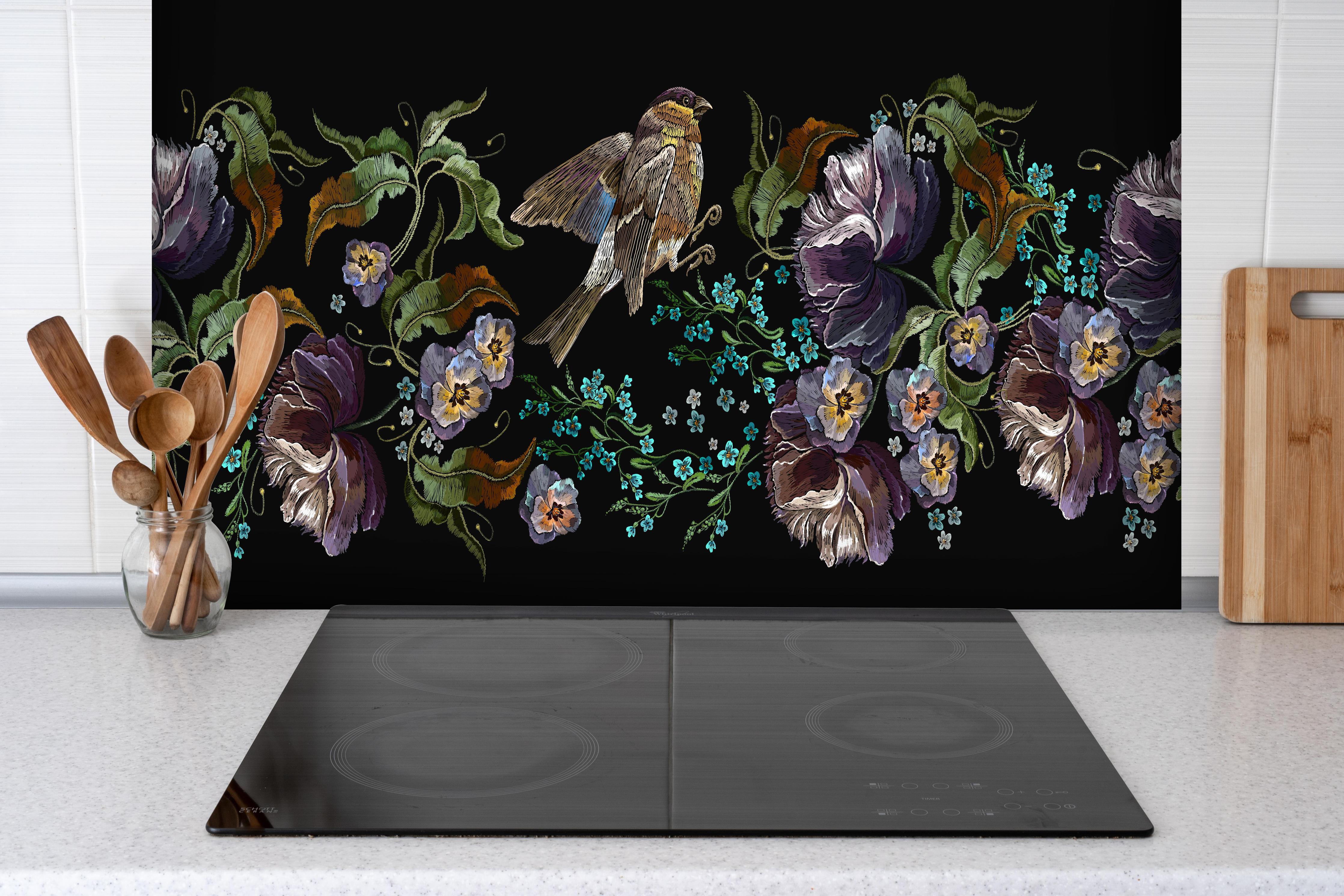 Spritzschutz - Nahtloses Vogel Blumenmuster Stickerei Design hinter einem Cerankochfeld zwischen Holz-Kochutensilien